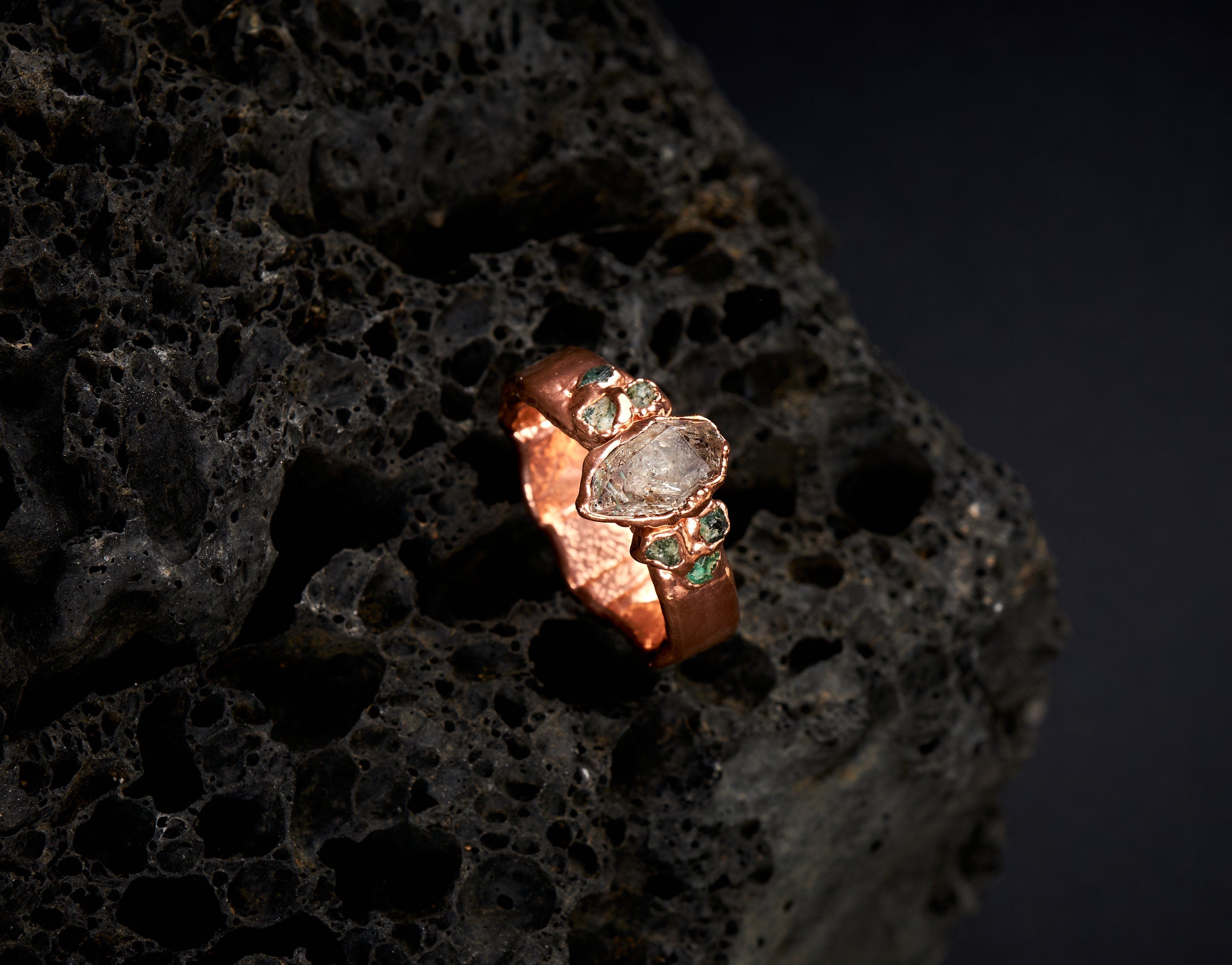 Anello con diamante Herkimer e smeraldi grezzi. Fidanzamento alternativo. Fedina di promessa per lui o lei. Regalo unico con pietre naturali