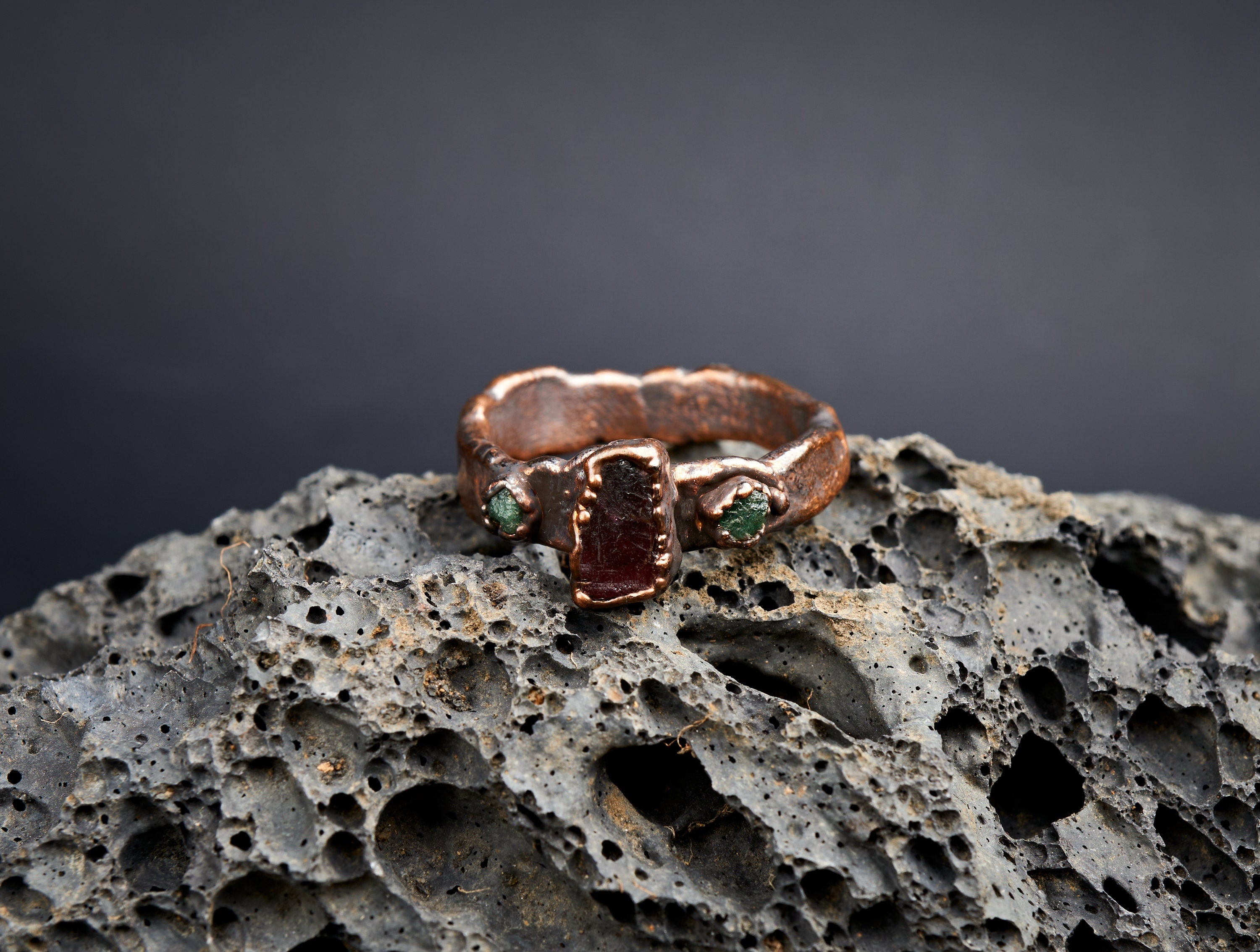Anello uomo con granato e smeraldi grezzi. Fidanzamento alternativo. Fedina rustica di promessa per lui. Regalo unico con pietre naturali