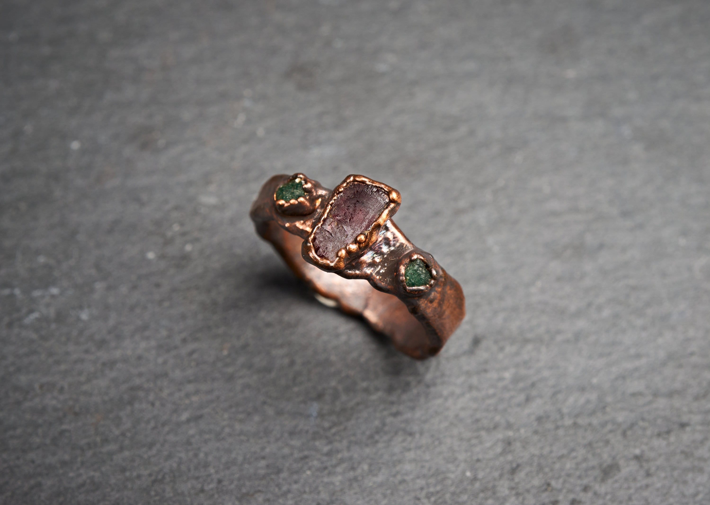 Anello uomo con granato e smeraldi grezzi. Fidanzamento alternativo. Fedina rustica di promessa per lui. Regalo unico con pietre naturali