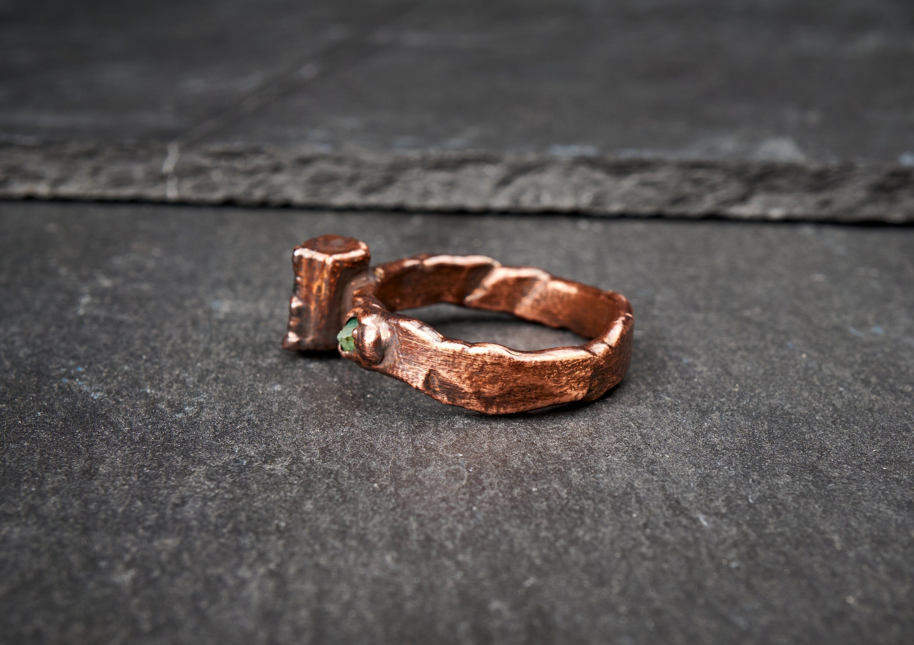 Anello con tormalina nera e smeraldi grezzi. Fedina da uomo rustica. Regalo originale per lui o lei. Gioielli in rame con pietre naturali.