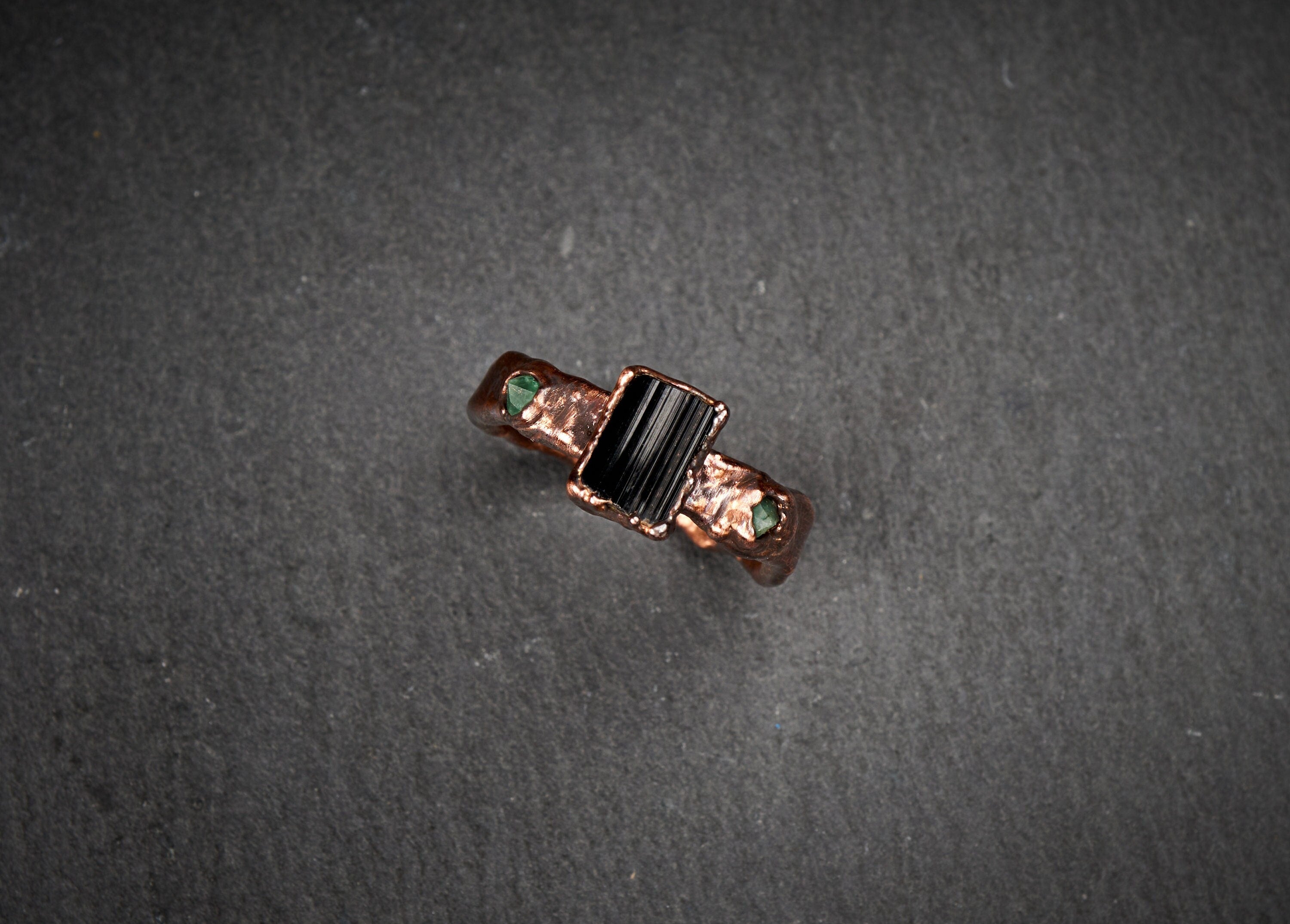 Anello con tormalina nera e smeraldi grezzi. Fedina da uomo rustica. Regalo originale per lui o lei. Gioielli in rame con pietre naturali.