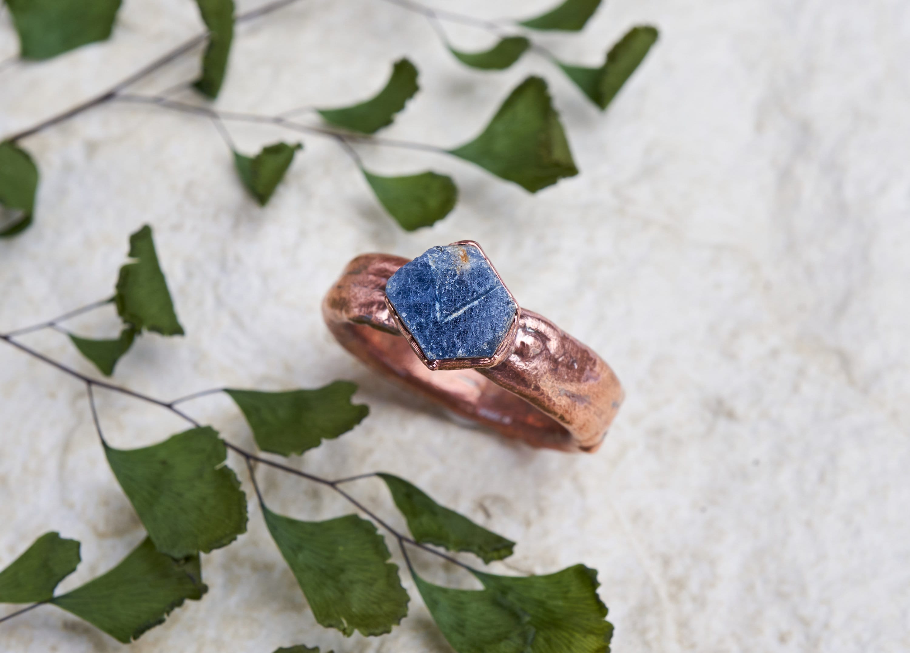 Anello maschile con zaffiro grezzo e banda larga. Gioielli ispirati alla natura. Regalo unico per lui. Rame ossidato, rustico.