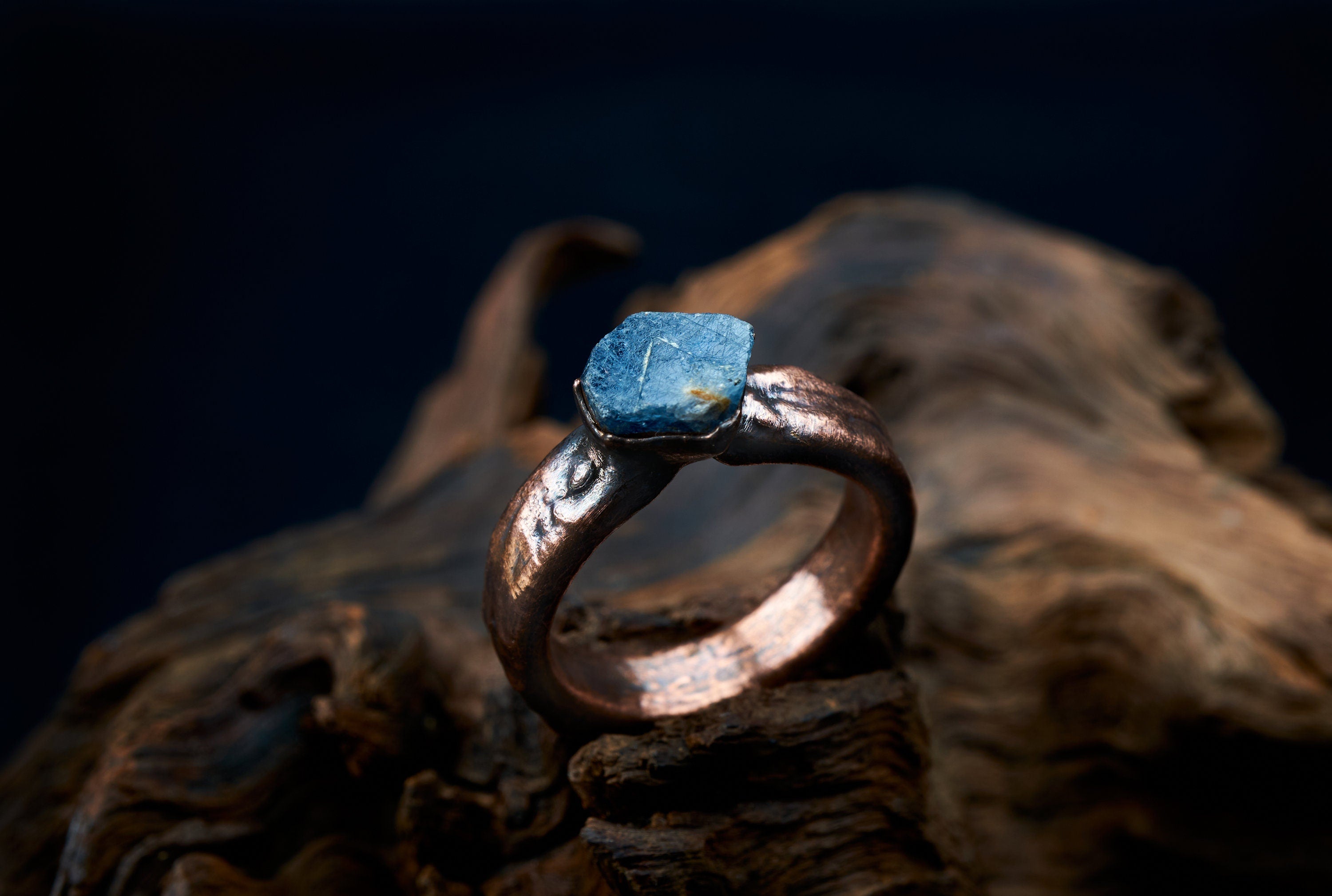 Anello maschile con zaffiro grezzo e banda larga. Gioielli ispirati alla natura. Regalo unico per lui. Rame ossidato, rustico.