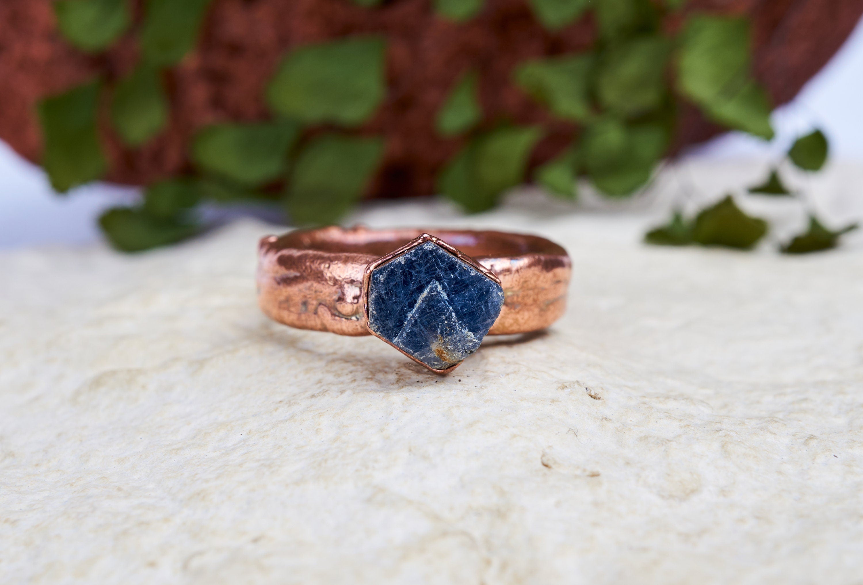 Anello maschile con zaffiro grezzo e banda larga. Gioielli ispirati alla natura. Regalo unico per lui. Rame ossidato, rustico.