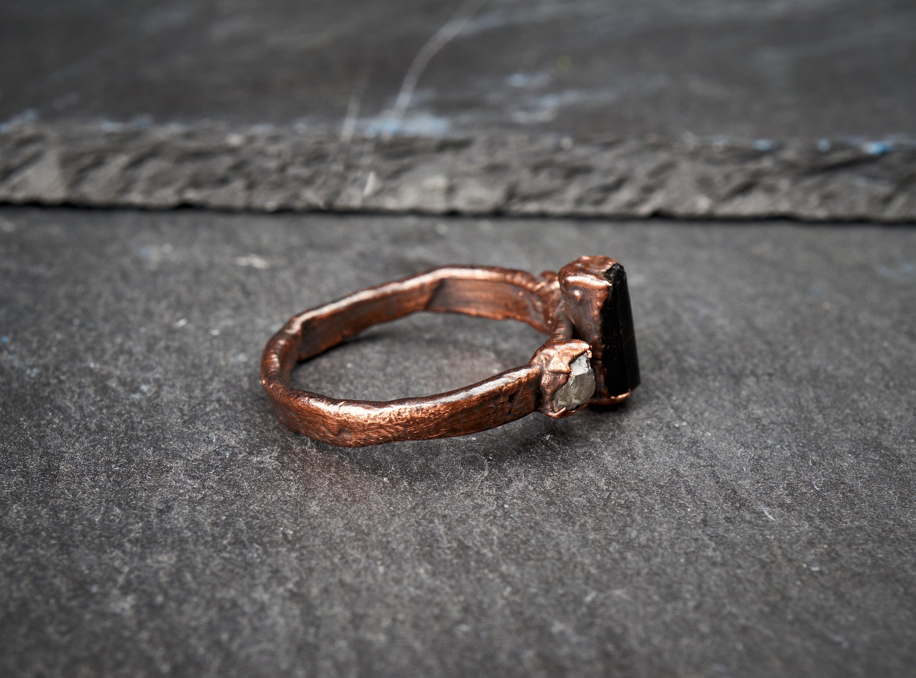 Anello maschile con tormalina nera e acquamarina grezze. Gioielli ispirati alla natura. Regalo unico per lui. Rame ossidato, rustico.