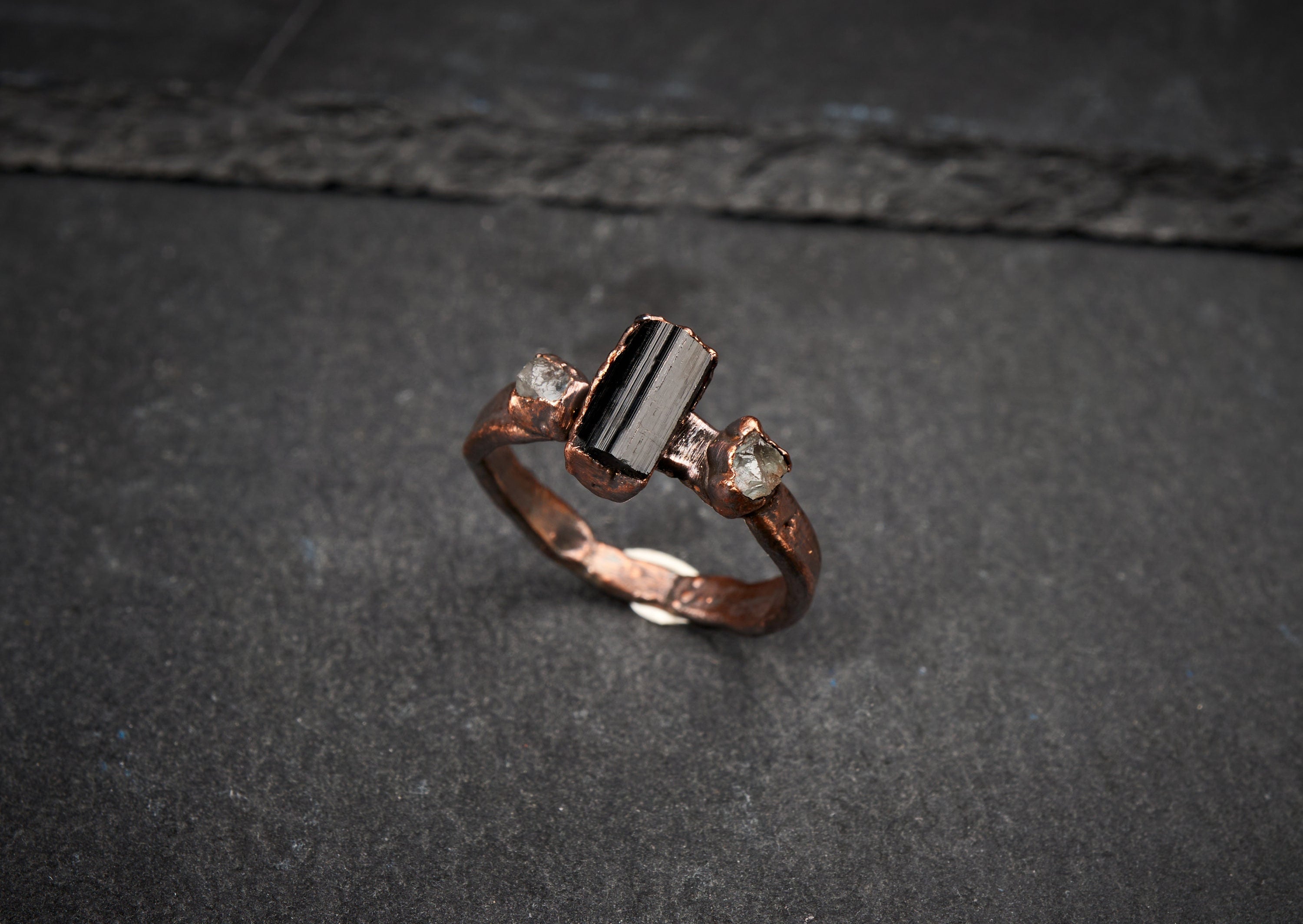 Anello maschile con tormalina nera e acquamarina grezze. Gioielli ispirati alla natura. Regalo unico per lui. Rame ossidato, rustico.