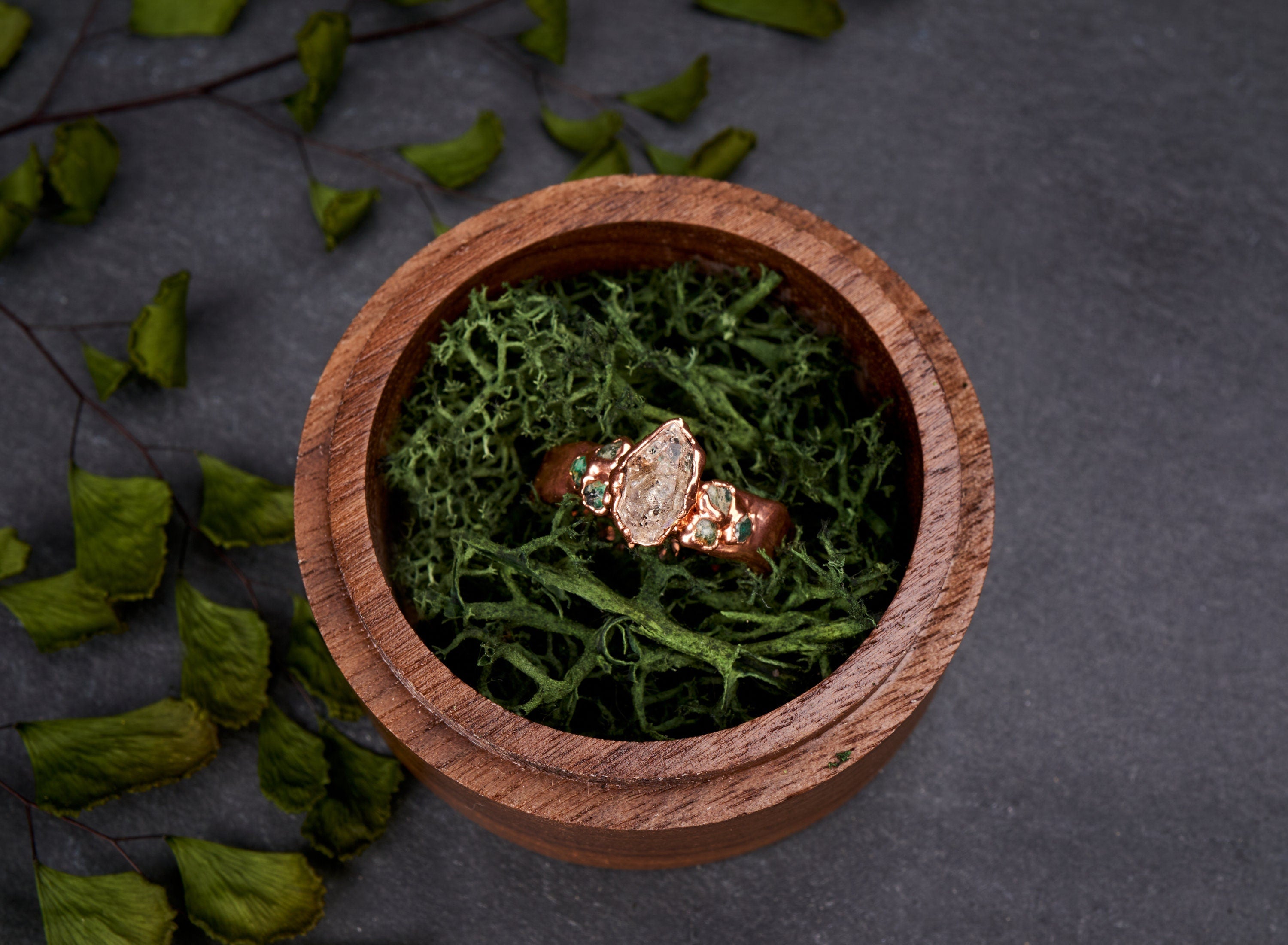 Anello con diamante Herkimer e smeraldi grezzi. Fidanzamento alternativo. Fedina di promessa per lui o lei. Regalo unico con pietre naturali