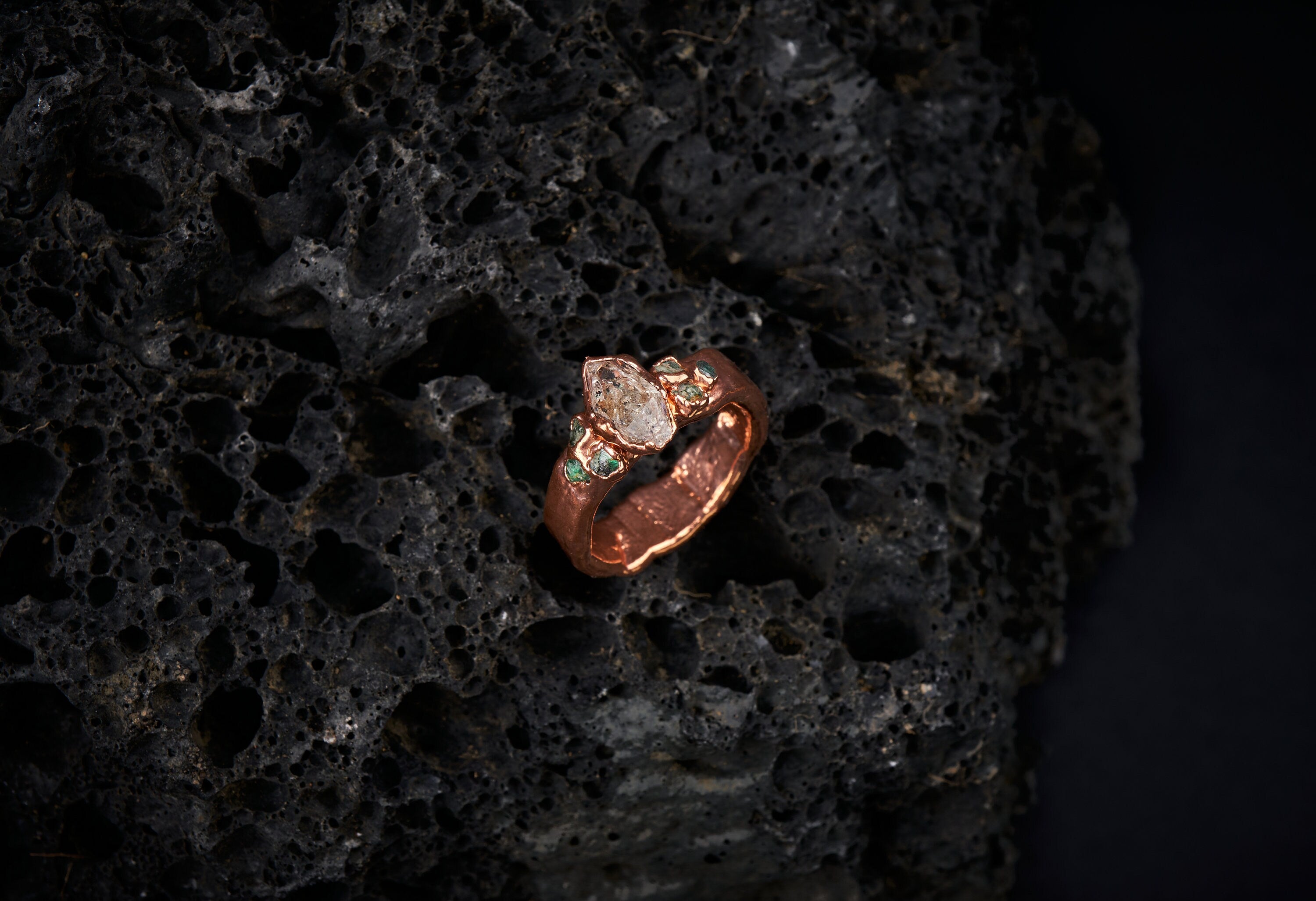 Anello con diamante Herkimer e smeraldi grezzi. Fidanzamento alternativo. Fedina di promessa per lui o lei. Regalo unico con pietre naturali