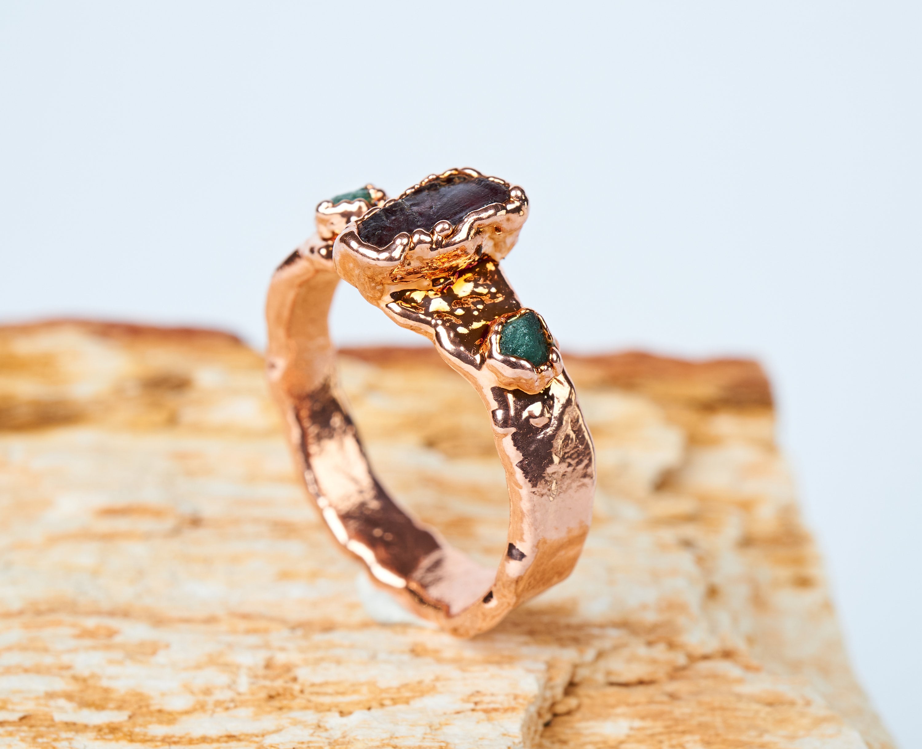Anello uomo con granato e smeraldi grezzi. Fidanzamento alternativo. Fedina rustica di promessa per lui. Regalo unico con pietre naturali