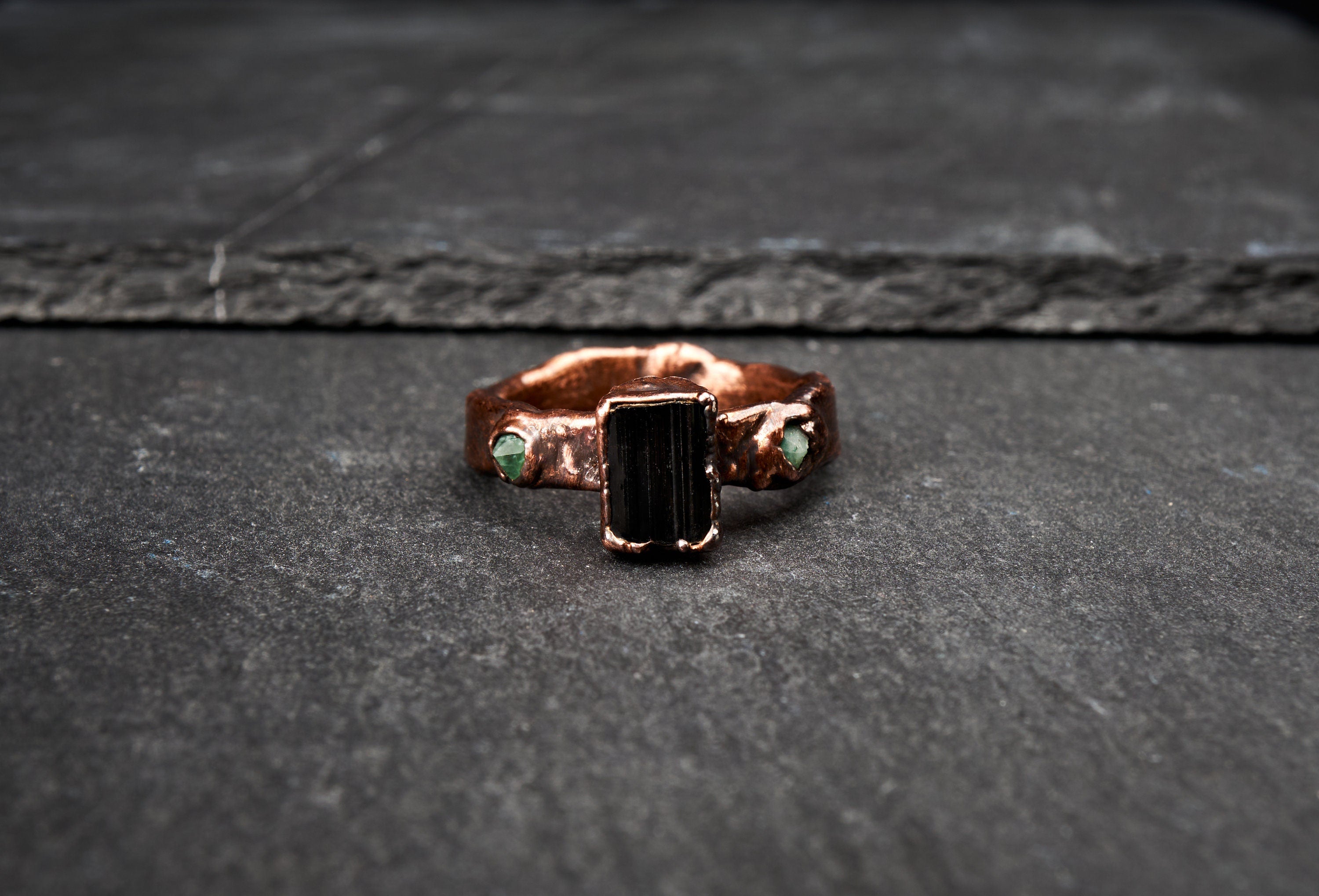 Anello con tormalina nera e smeraldi grezzi. Fedina da uomo rustica. Regalo originale per lui o lei. Gioielli in rame con pietre naturali.