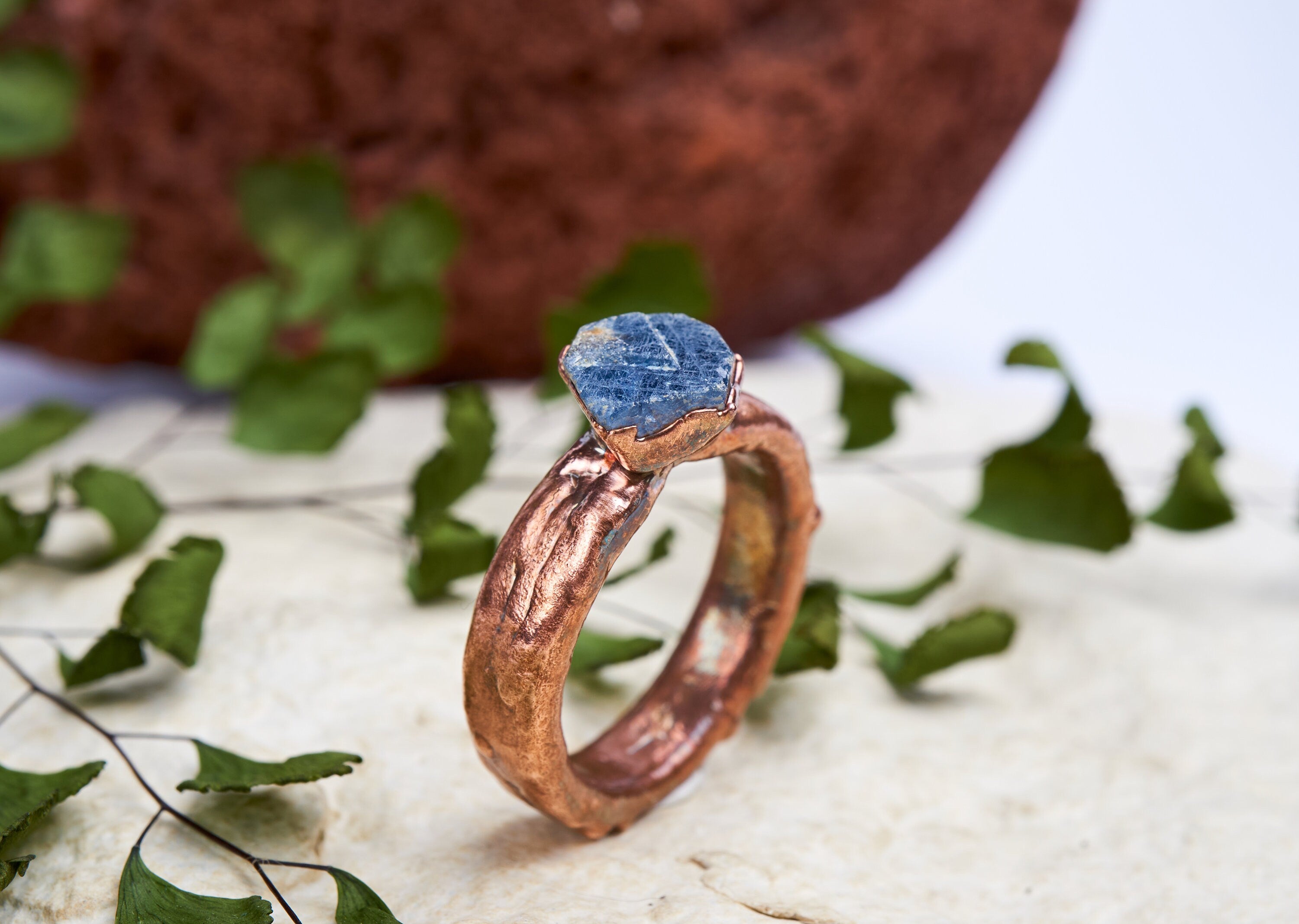 Anello maschile con zaffiro grezzo e banda larga. Gioielli ispirati alla natura. Regalo unico per lui. Rame ossidato, rustico.