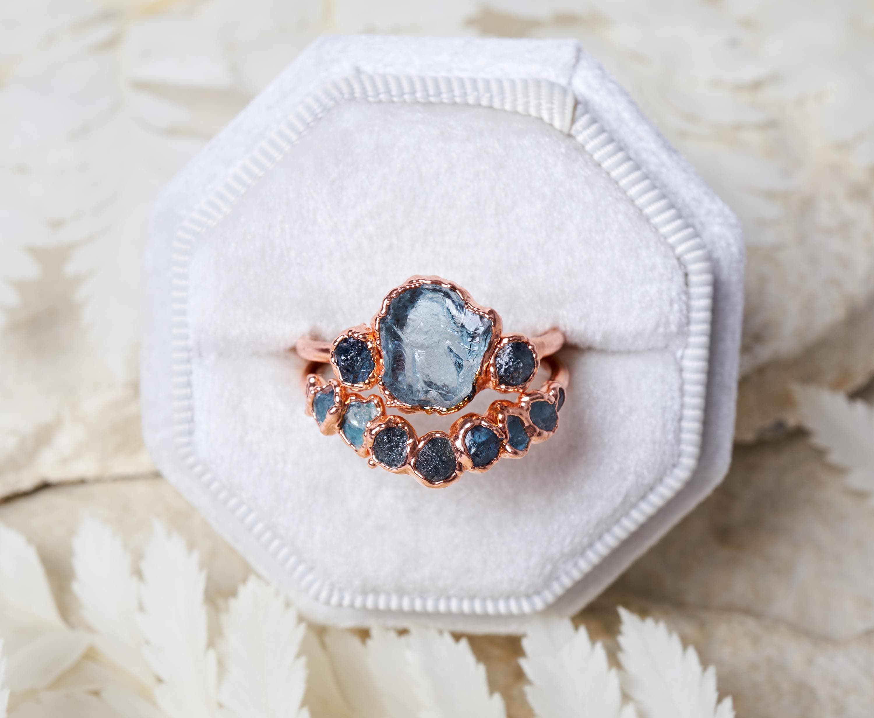 Anello acquamarina grezza e zaffiri del Montana, idea per fidanzamento alternativo, gioielli con pietre naturali blu, regalo unico per lei