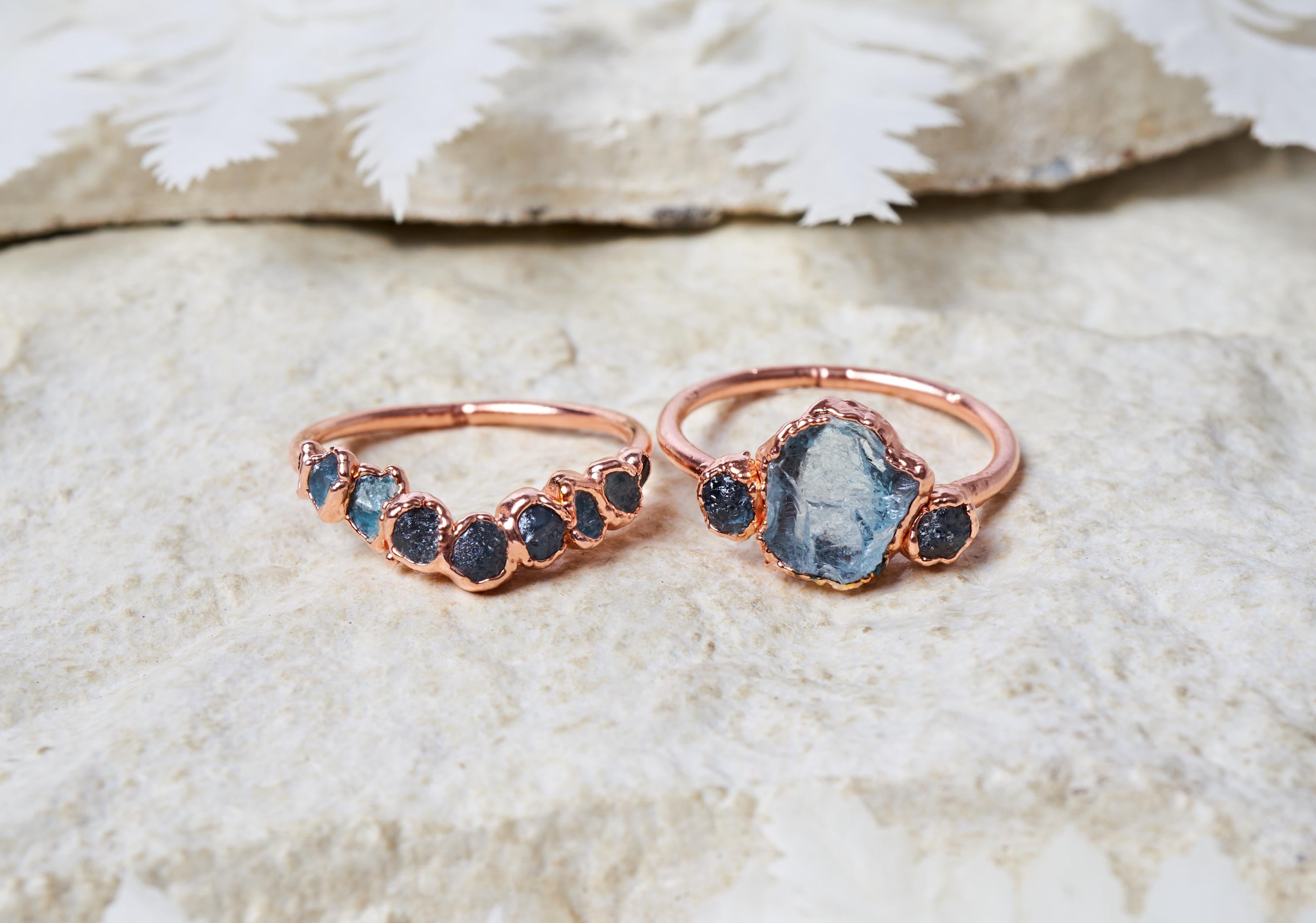 Anello acquamarina grezza e zaffiri del Montana, idea per fidanzamento alternativo, gioielli con pietre naturali blu, regalo unico per lei