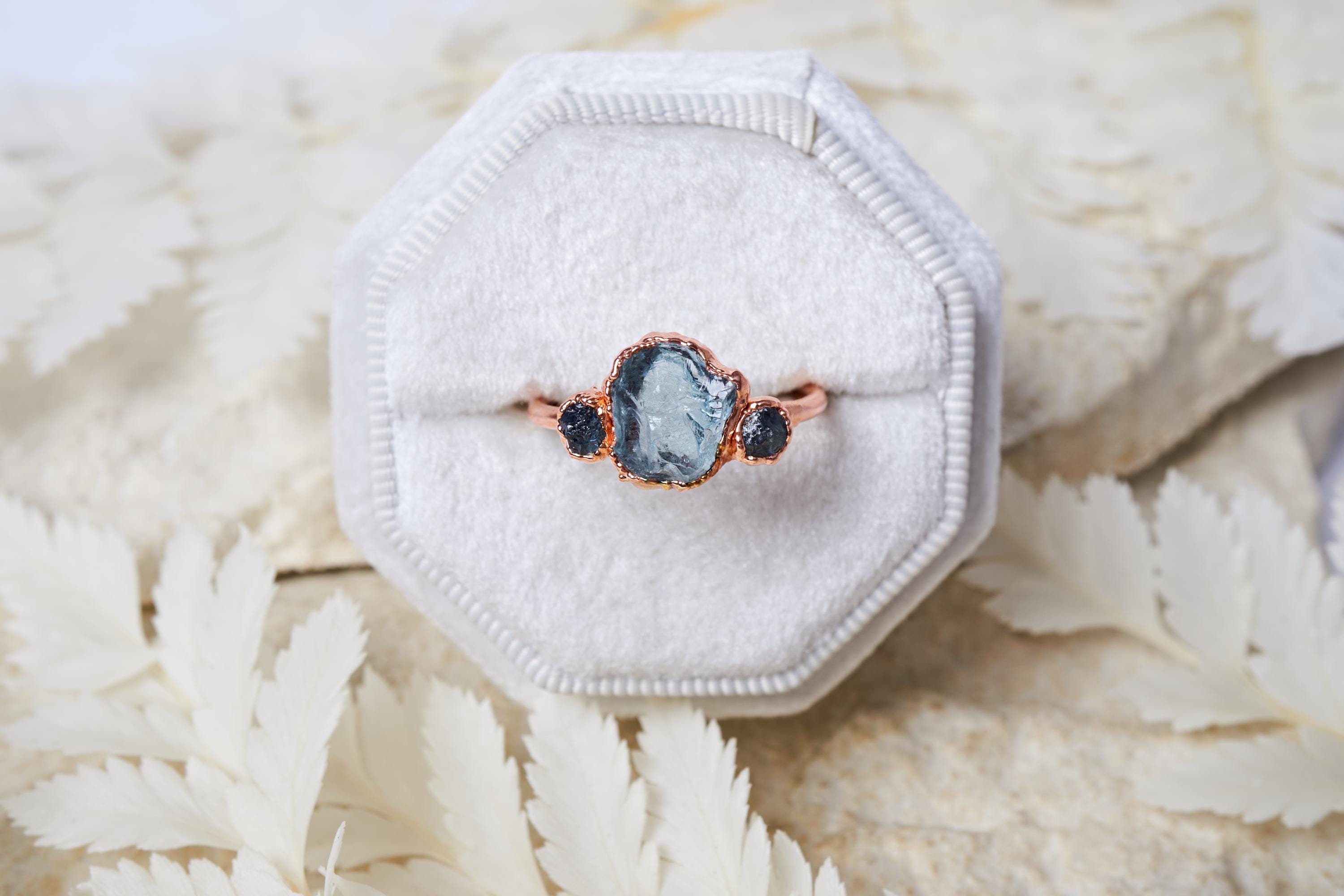 Anello acquamarina grezza e zaffiri del Montana, idea per fidanzamento alternativo, gioielli con pietre naturali blu, regalo unico per lei