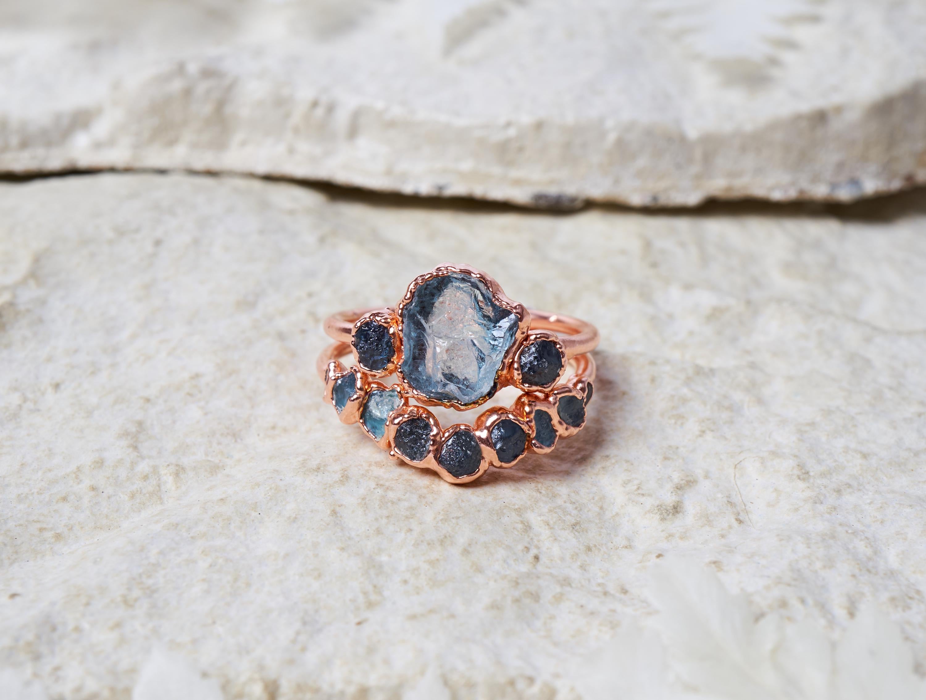 Anello acquamarina grezza e zaffiri del Montana, idea per fidanzamento alternativo, gioielli con pietre naturali blu, regalo unico per lei