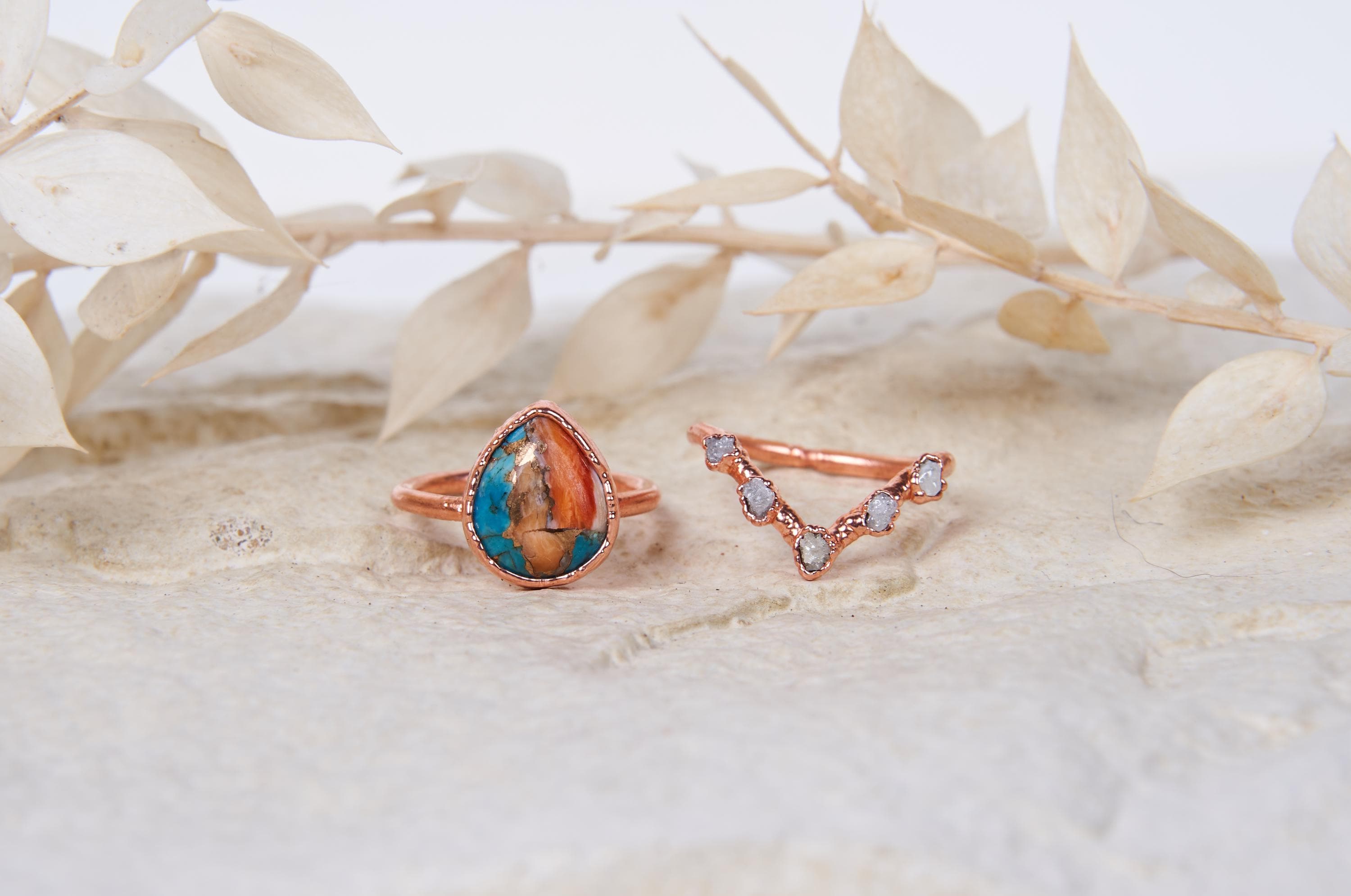 Set di anelli con Turchese Spiny Oyster e Rame – chevron V con diamanti grezzi, personalizzabile, fidanzamento alternativo boho