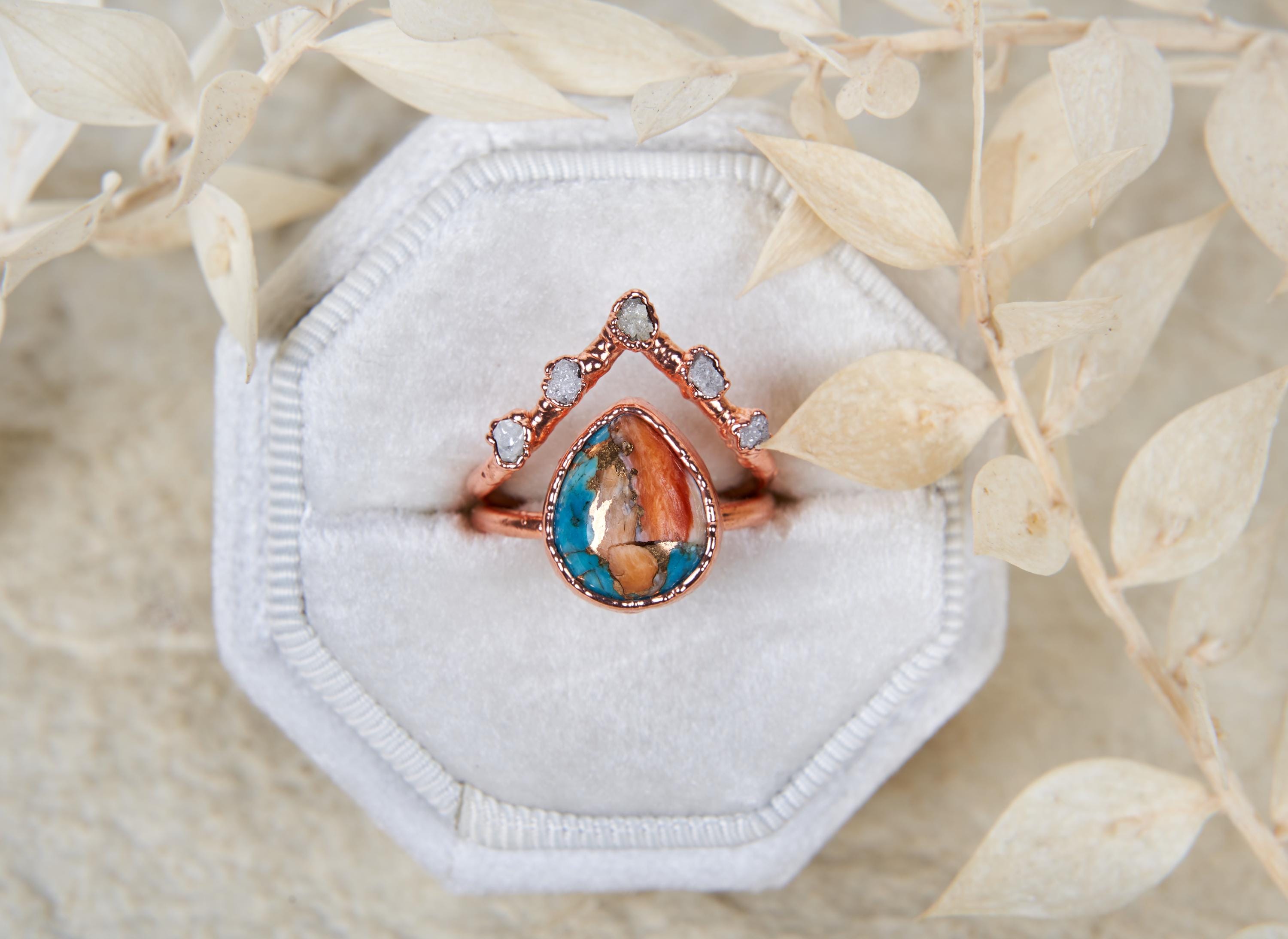 Set di anelli con Turchese Spiny Oyster e Rame – chevron V con diamanti grezzi, personalizzabile, fidanzamento alternativo boho