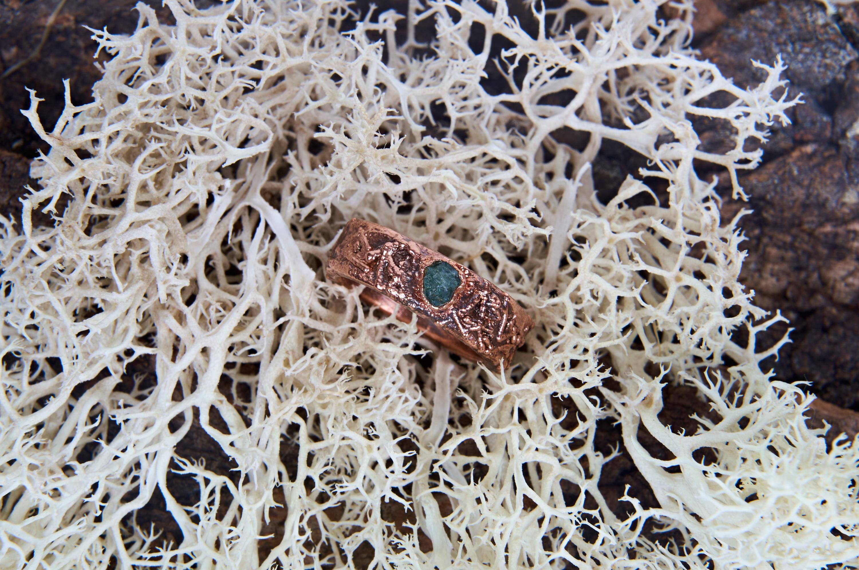 Fedina rustica con smeraldo grezzo, Anello uomo con pietra naturale, Fede da matrimonio o fidanzamento alternativo, Regalo per lui.