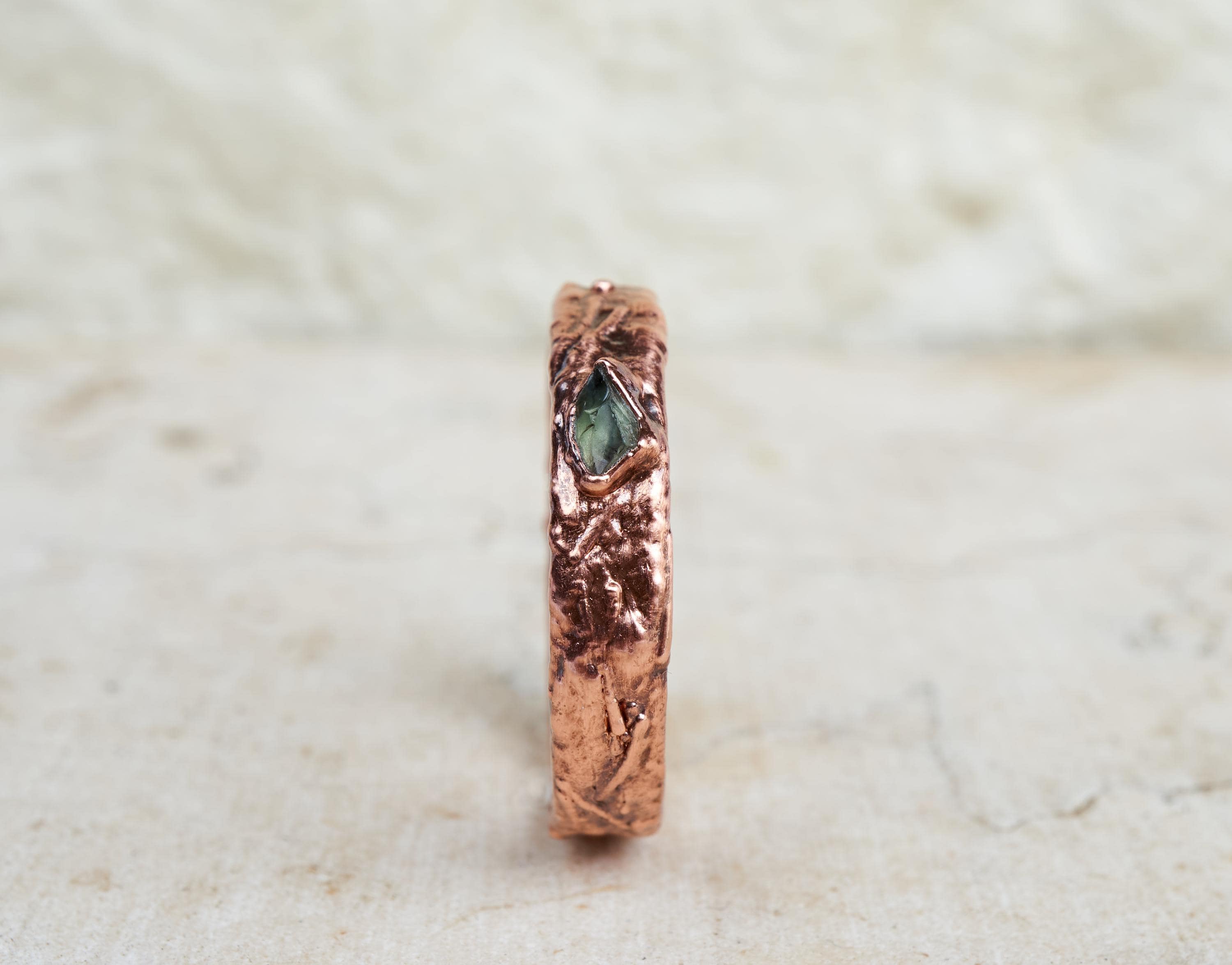 Fedina rustica con zaffiro verde grezzo, Anello uomo con pietra naturale, Fede da matrimonio o fidanzamento alternativo, Regalo per lui.