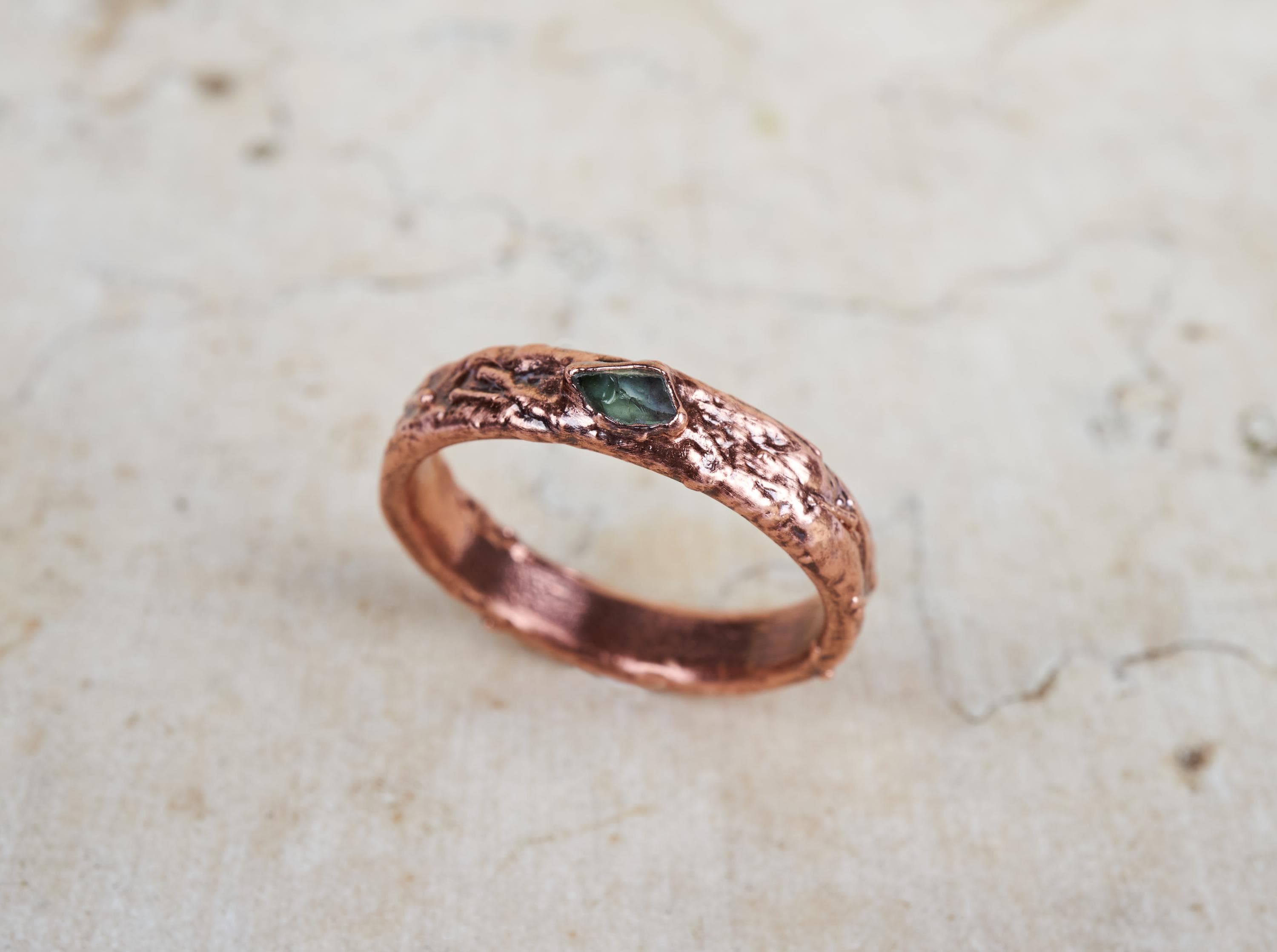 Fedina rustica con zaffiro verde grezzo, Anello uomo con pietra naturale, Fede da matrimonio o fidanzamento alternativo, Regalo per lui.