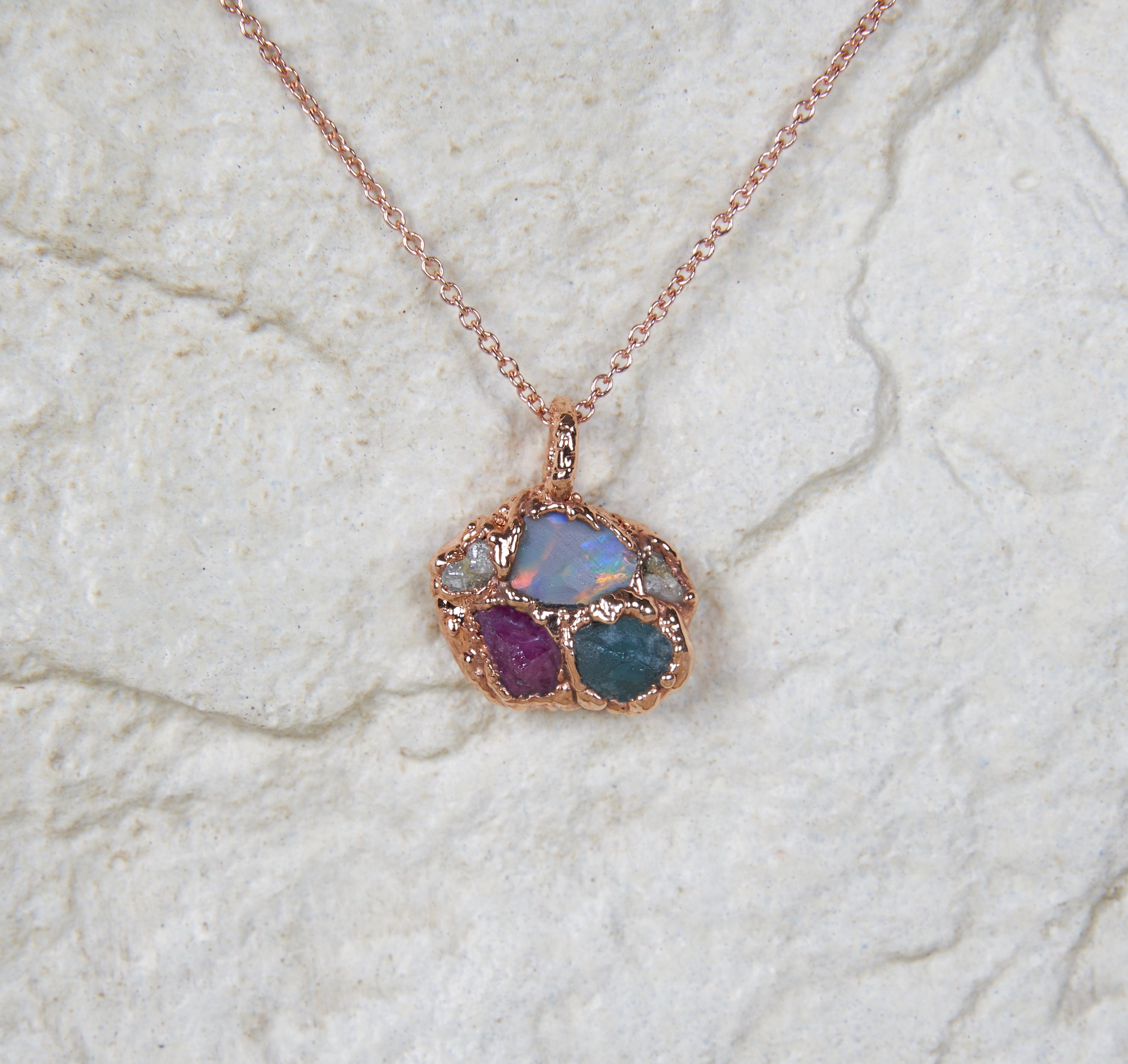 Collana personalizzata con pietre di nascita. Regalo significativo mamma. Ciondolo organico minimalista con cristalli grezzi naturali.