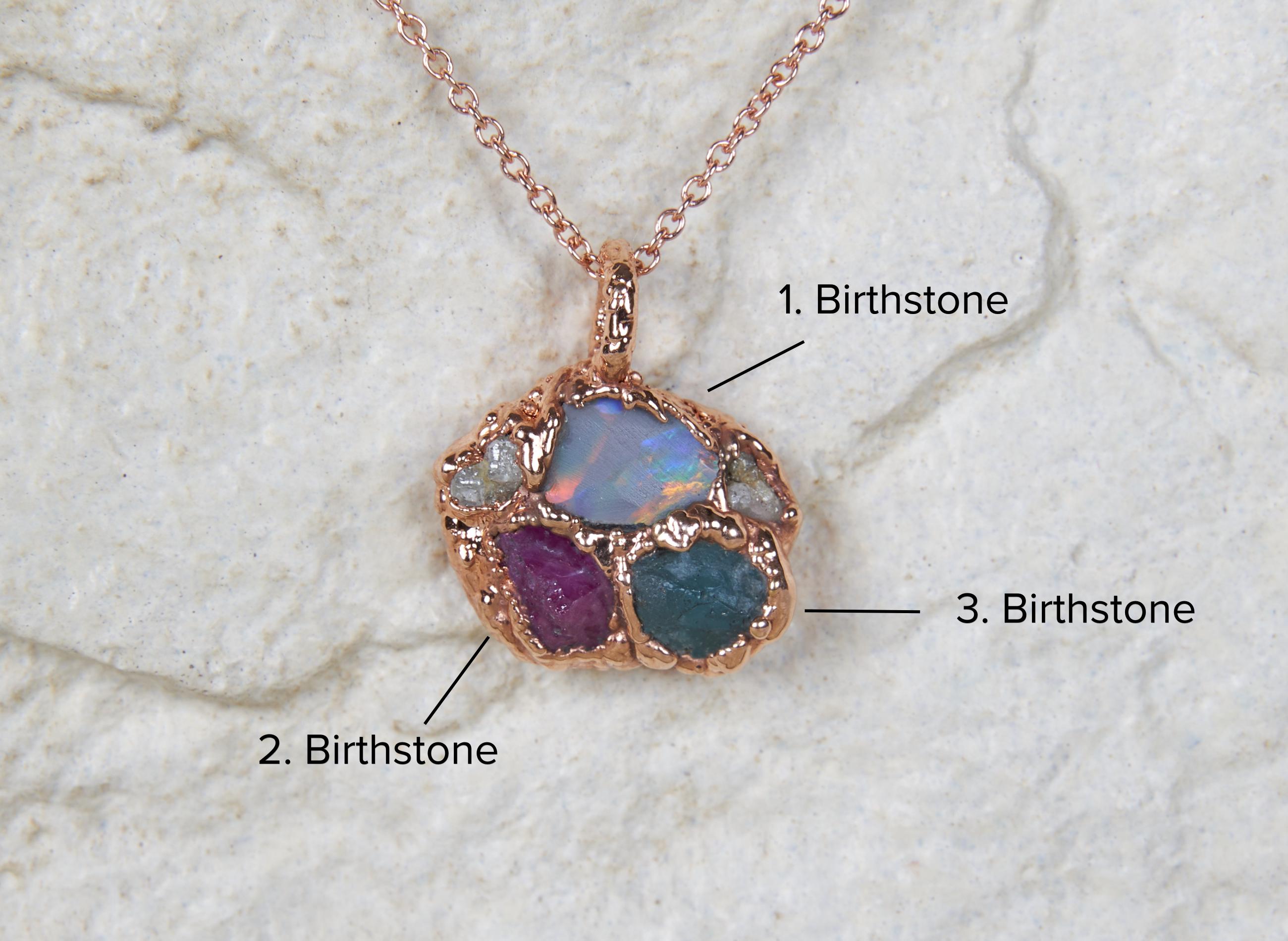 Collana personalizzata con pietre di nascita. Regalo significativo mamma. Ciondolo organico minimalista con cristalli grezzi naturali.