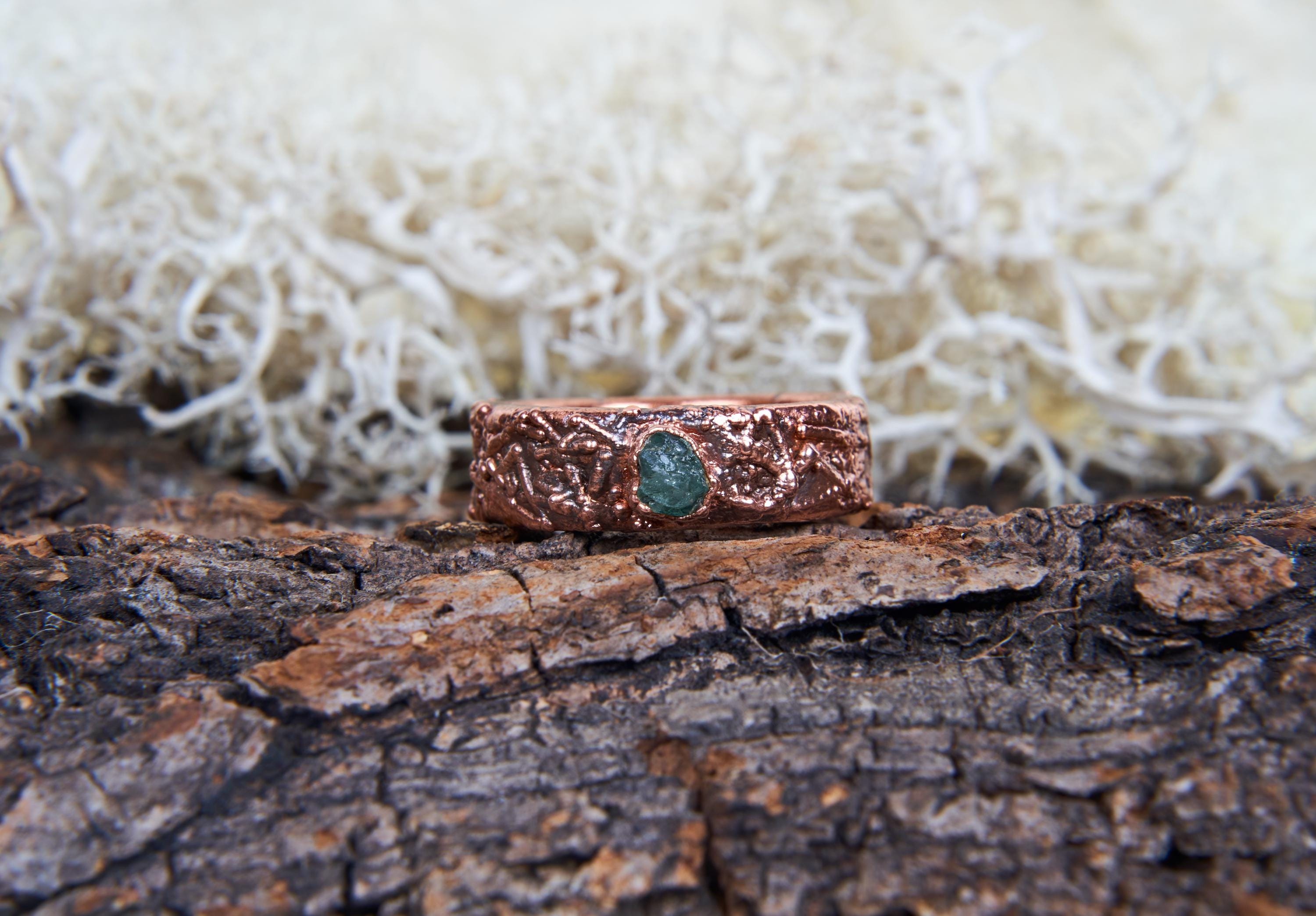 Fedina rustica con smeraldo grezzo, Anello uomo con pietra naturale, Fede da matrimonio o fidanzamento alternativo, Regalo per lui.
