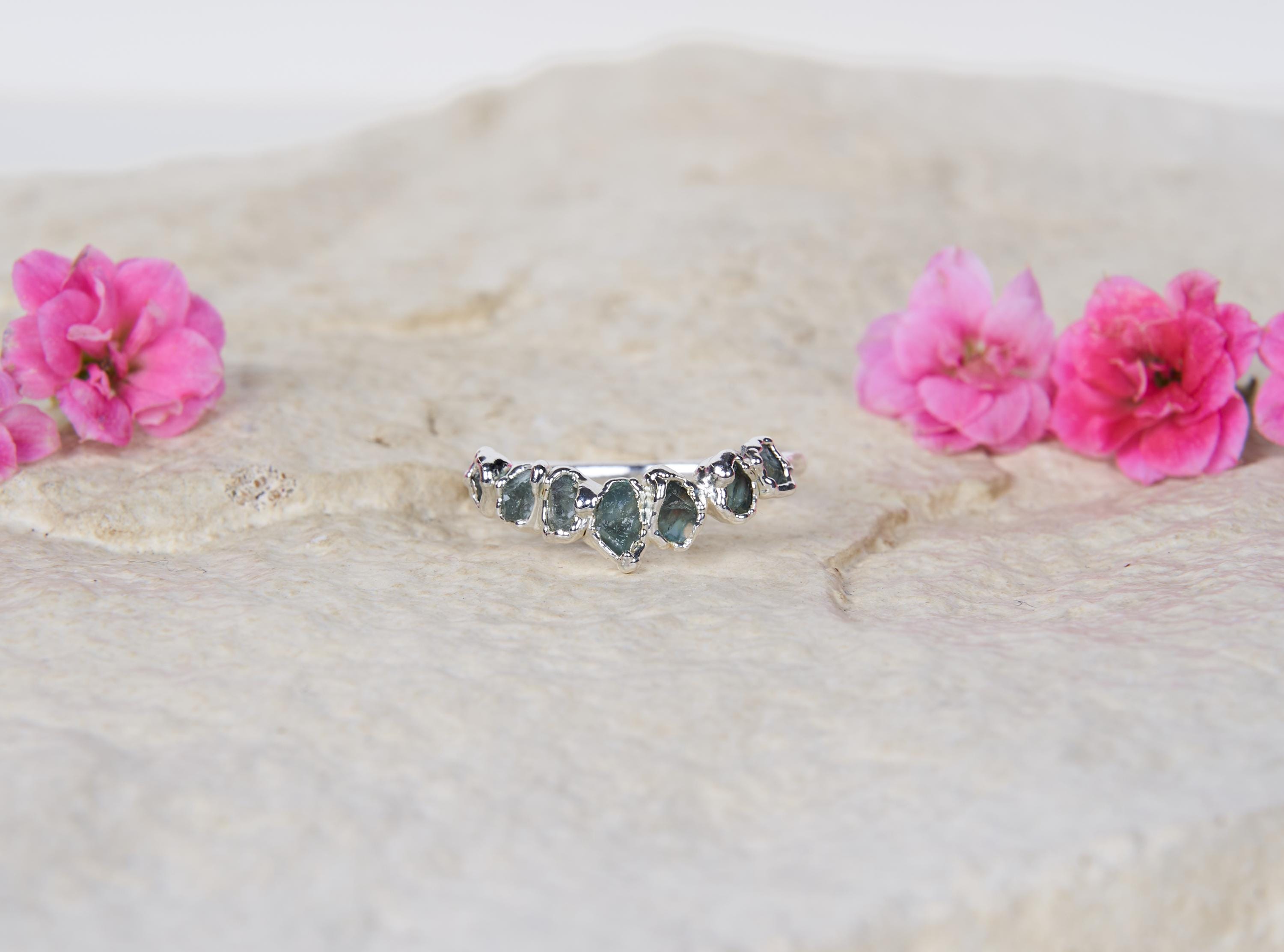 Anello a V Chevron con Acquamarina Grezza, Anello Organico Impilabile, Gioiello Artigianale, Fedina curva con pietre naturali, Regalo unico