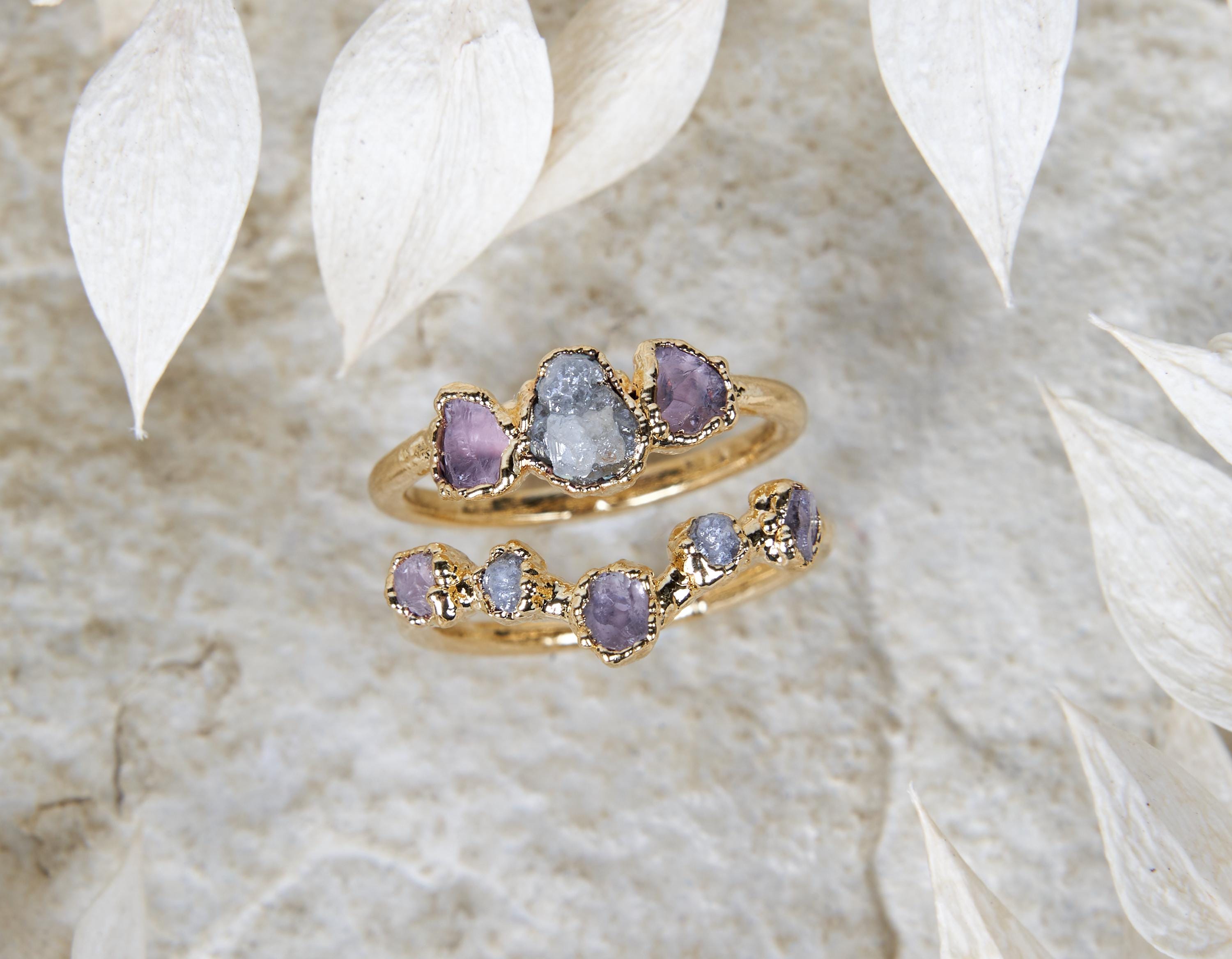 Anello con quarzo rosa e diamanti grezzi, Gioielli con pietre e cristalli naturali, Set di fidanzamento rustico organico boho personalizzato