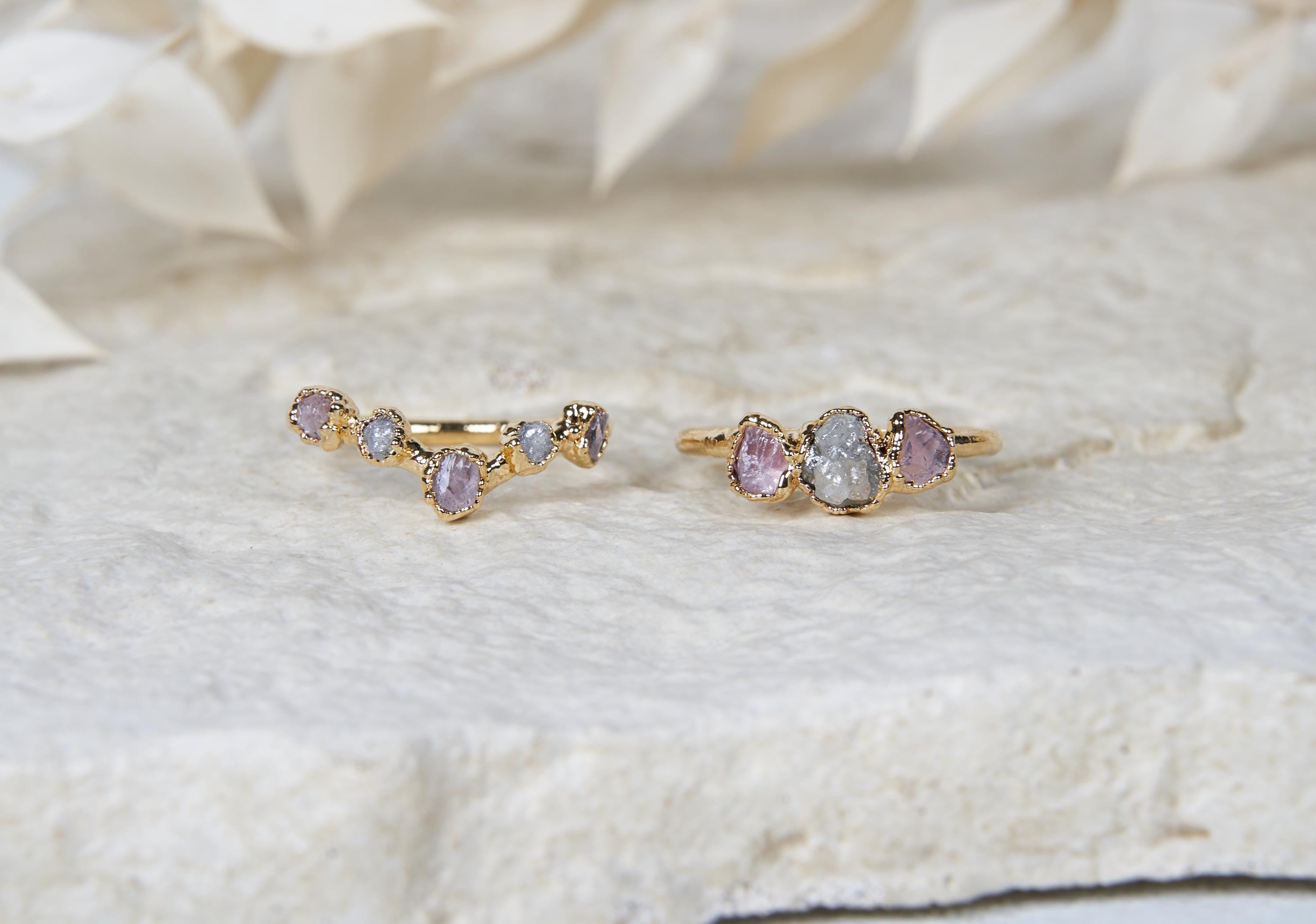 Anello con quarzo rosa e diamanti grezzi, Gioielli con pietre e cristalli naturali, Set di fidanzamento rustico organico boho personalizzato