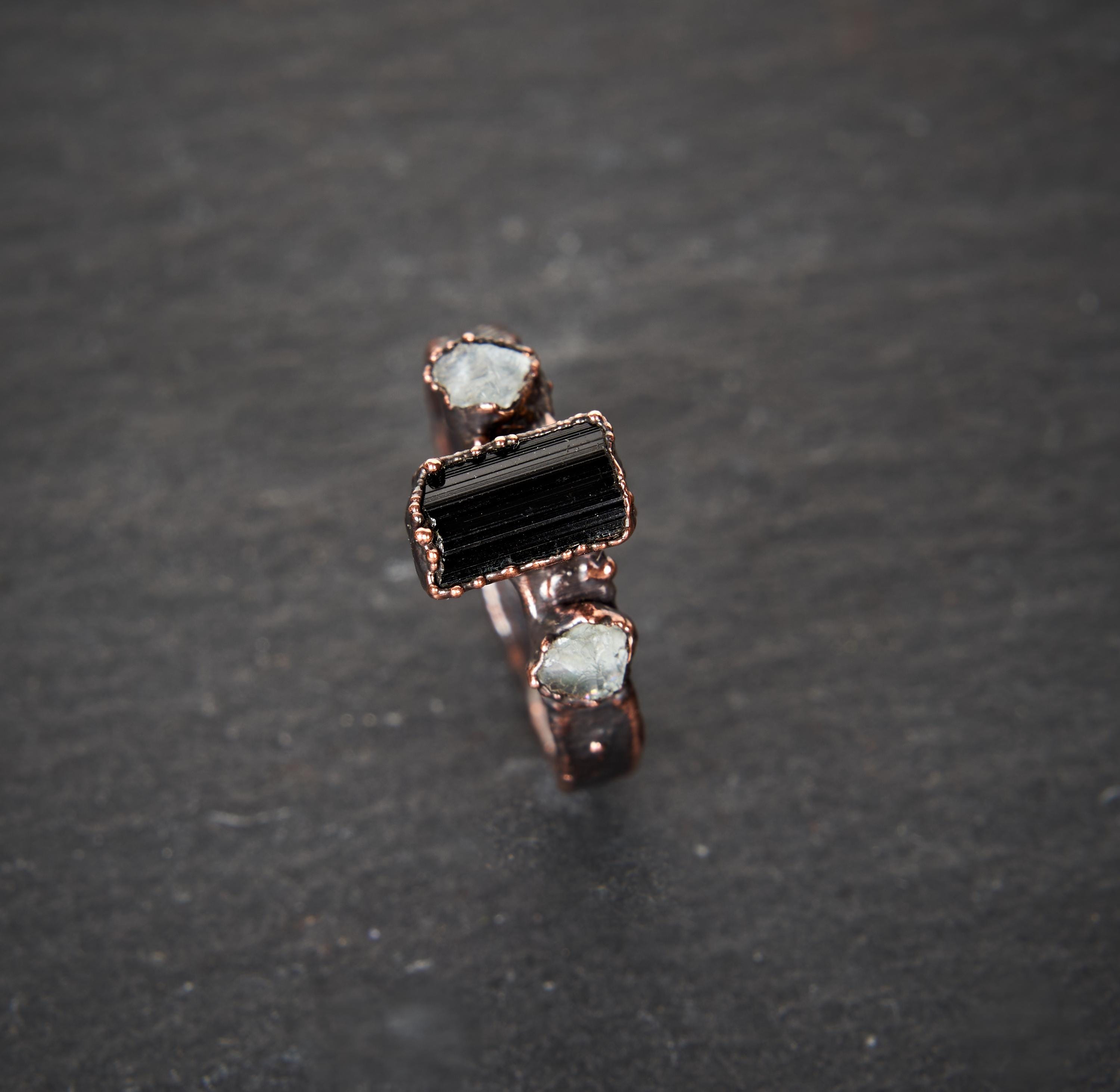 Anello maschile con tormalina nera e acquamarina grezze. Gioielli ispirati alla natura. Regalo unico per lui. Rame ossidato, rustico.