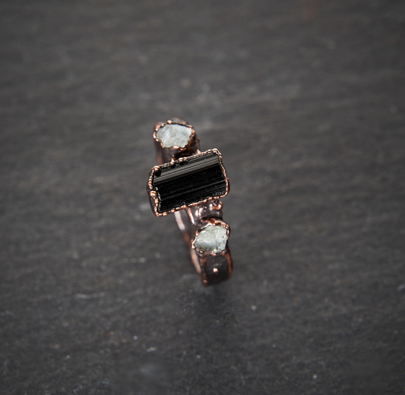 Anello maschile con tormalina nera e acquamarina grezze. Gioielli ispirati alla natura. Regalo unico per lui. Rame ossidato, rustico.