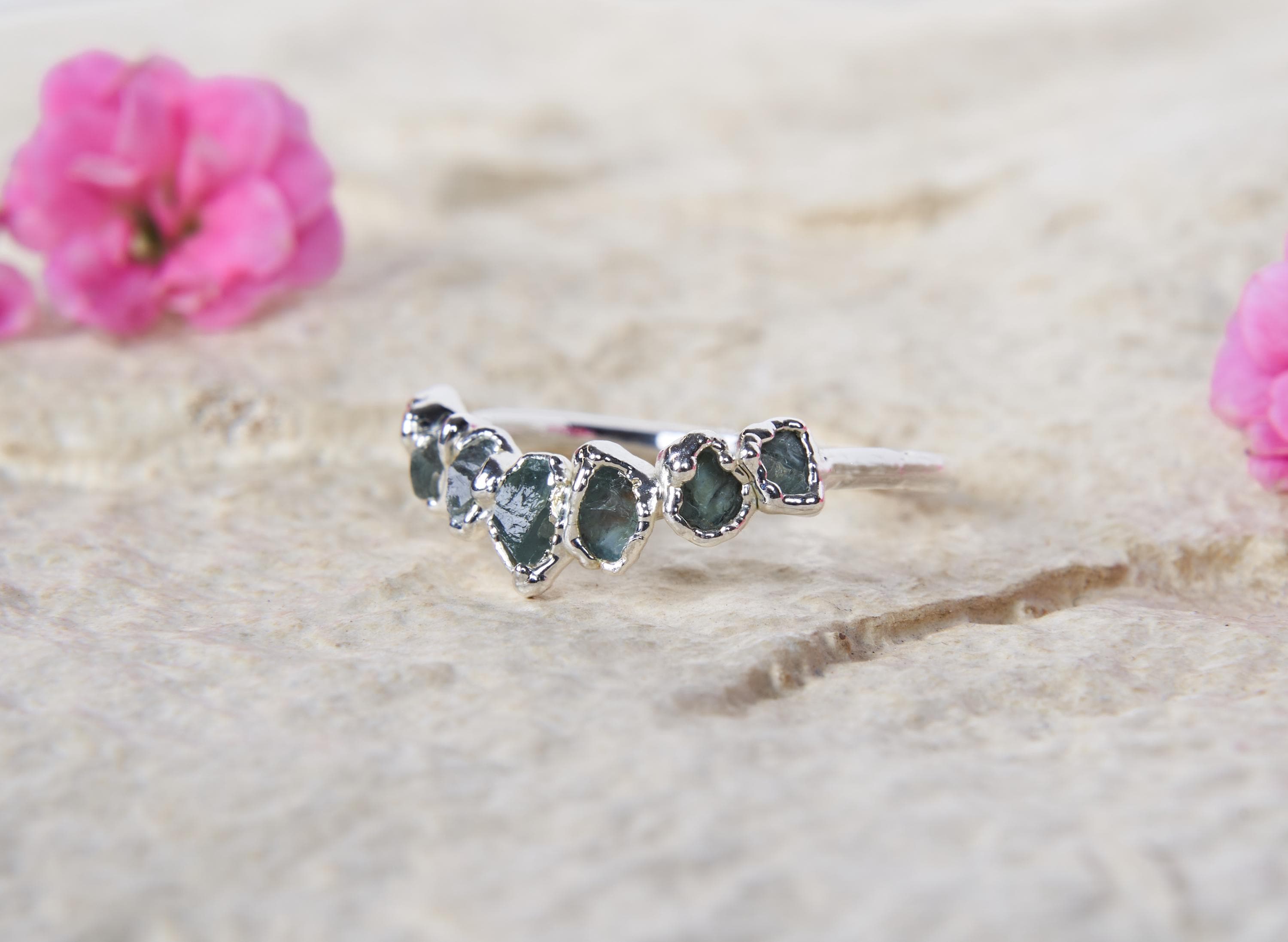 Anello a V Chevron con Acquamarina Grezza, Anello Organico Impilabile, Gioiello Artigianale, Fedina curva con pietre naturali, Regalo unico