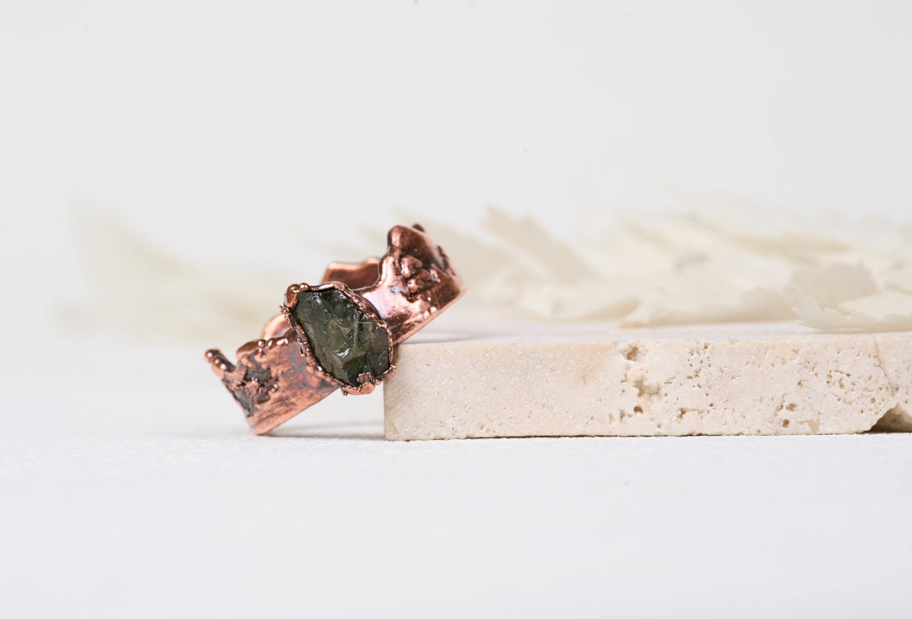 Anello Montagna con zaffiro verde grezzo. Fedina da uomo con pietra naturale. Idea regalo per amanti della natura.  Gioielli tema foresta.