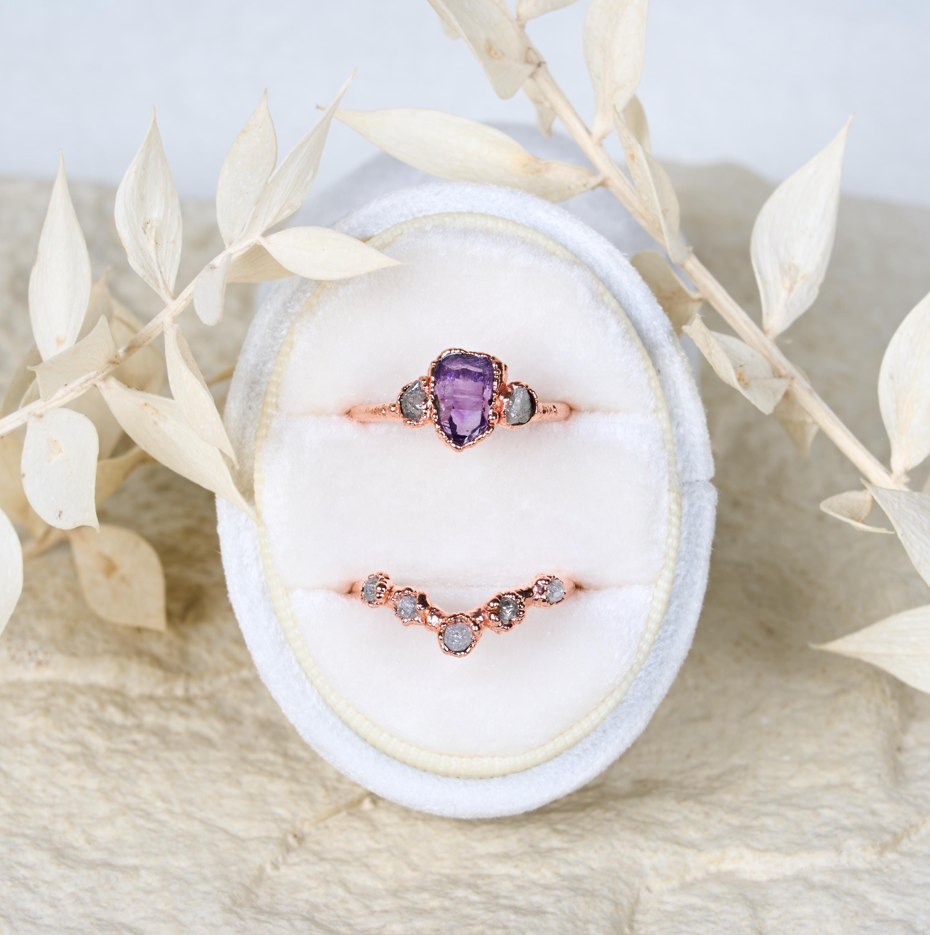 Anello con ametista Vera Cruz e diamanti grezzi, Set di fidanzamento alternativo boho, Gioielli rustici con pietre e cristalli naturali.