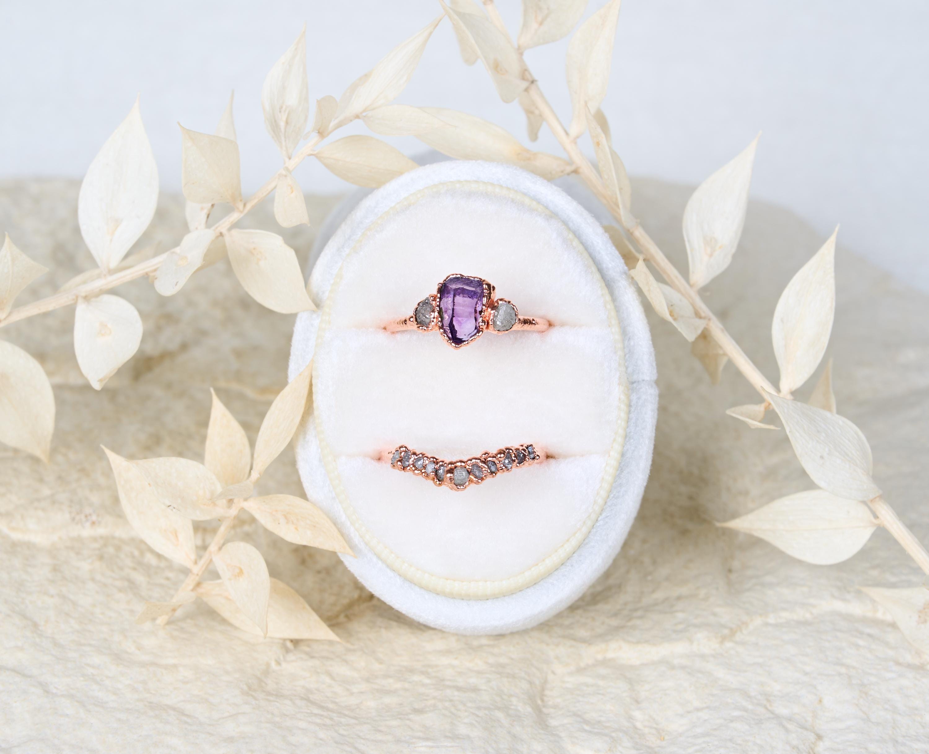 Anello con ametista Vera Cruz e diamanti grezzi, Set di fidanzamento alternativo boho, Gioielli rustici con pietre e cristalli naturali.