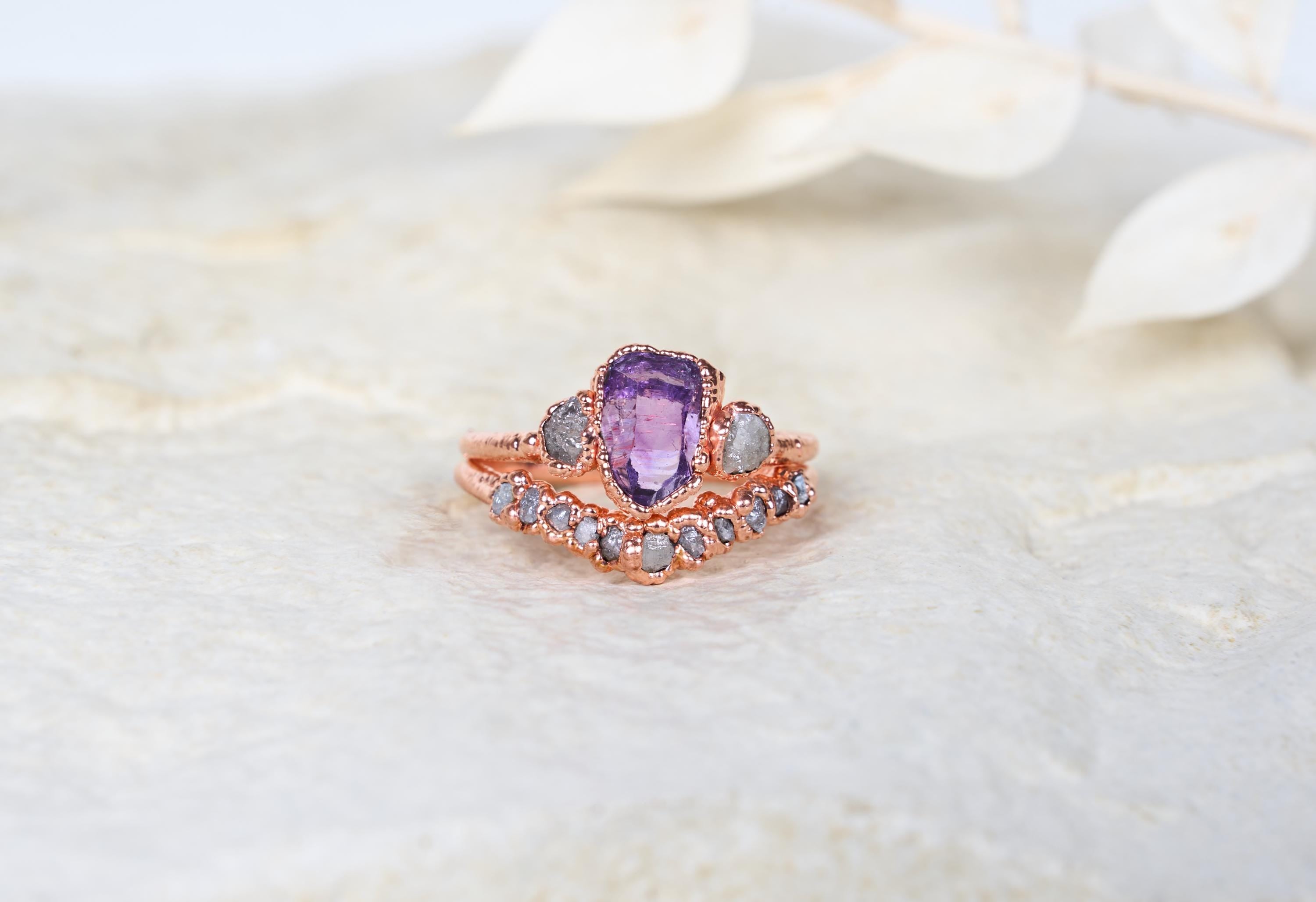 Anello con ametista Vera Cruz e diamanti grezzi, Set di fidanzamento alternativo boho, Gioielli rustici con pietre e cristalli naturali.