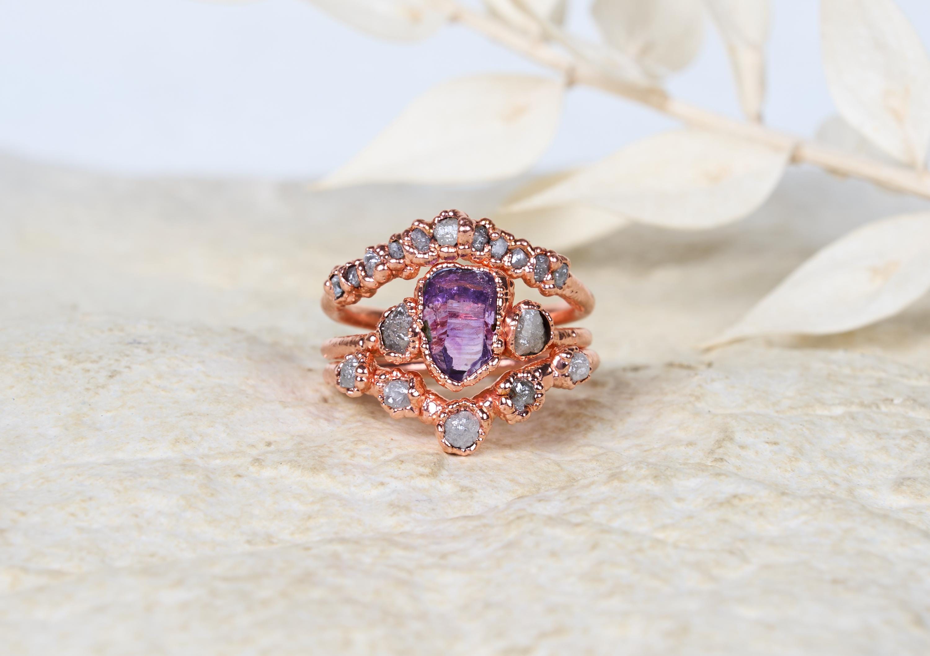 Anello con ametista Vera Cruz e diamanti grezzi, Set di fidanzamento alternativo boho, Gioielli rustici con pietre e cristalli naturali.