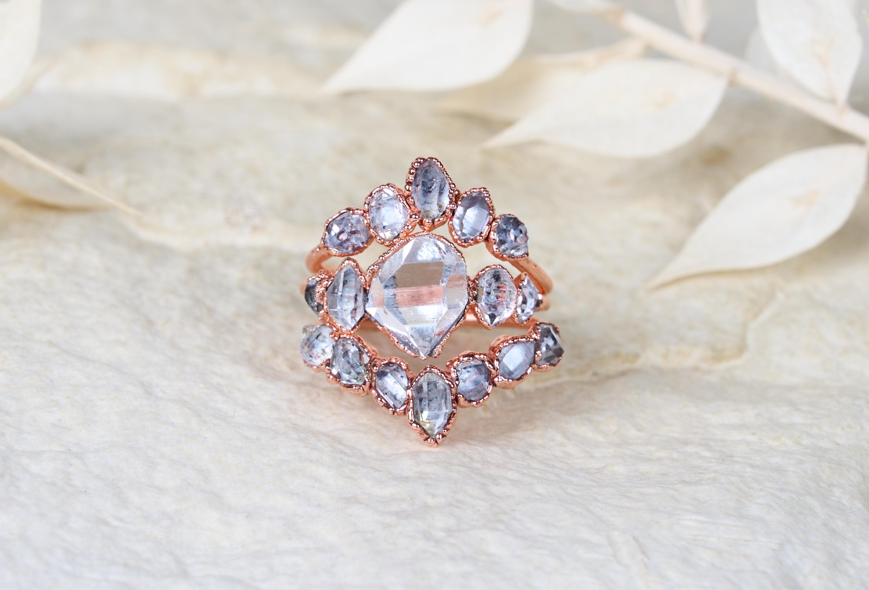 Anello diamante Herkimer con fedina a V, Set nuziale alternativo con cristalli e pietre grezzi,  Anello di fidanzamento organico boho
