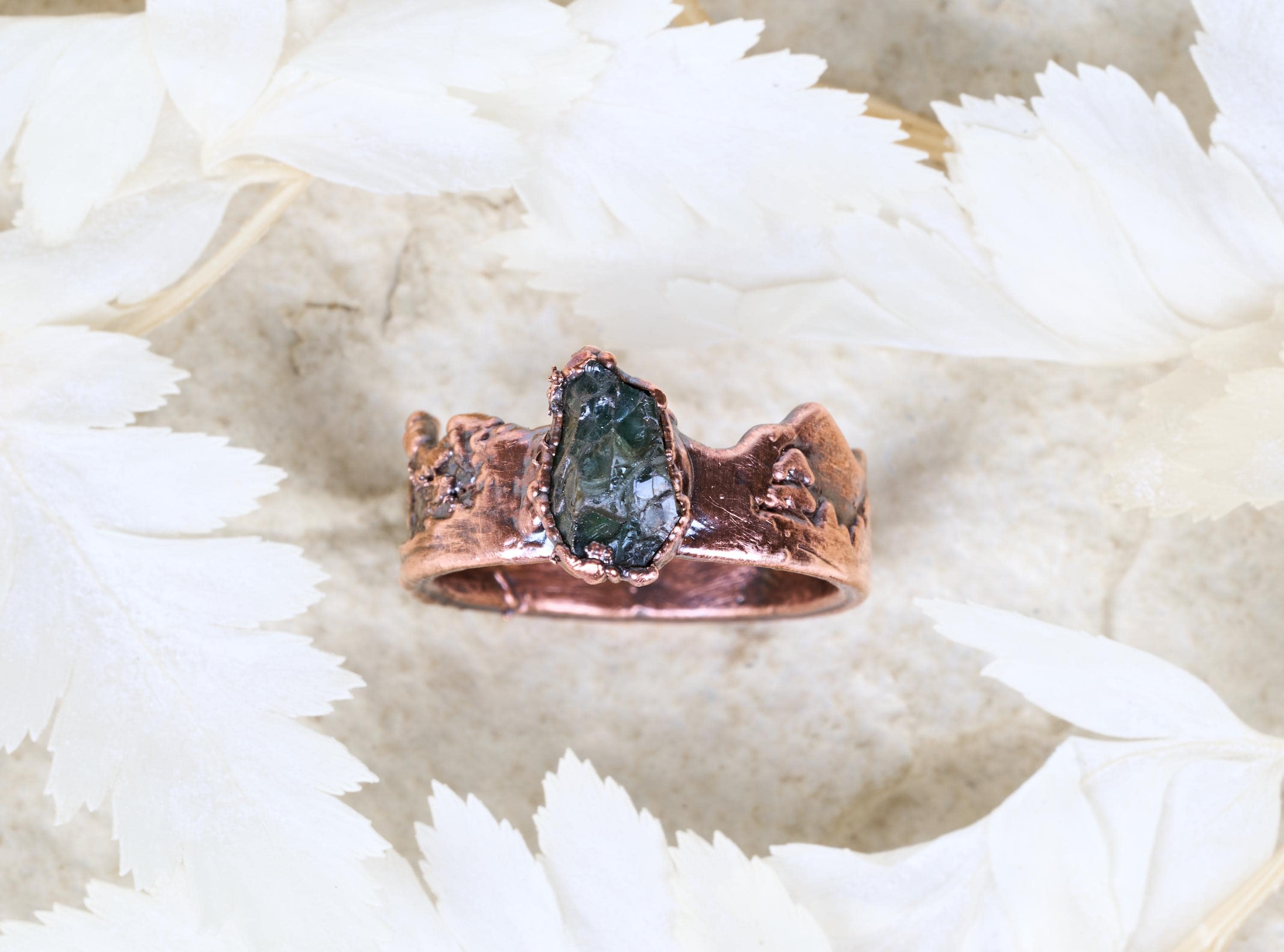Anello Montagna con zaffiro verde grezzo. Fedina da uomo con pietra naturale. Idea regalo per amanti della natura.  Gioielli tema foresta.