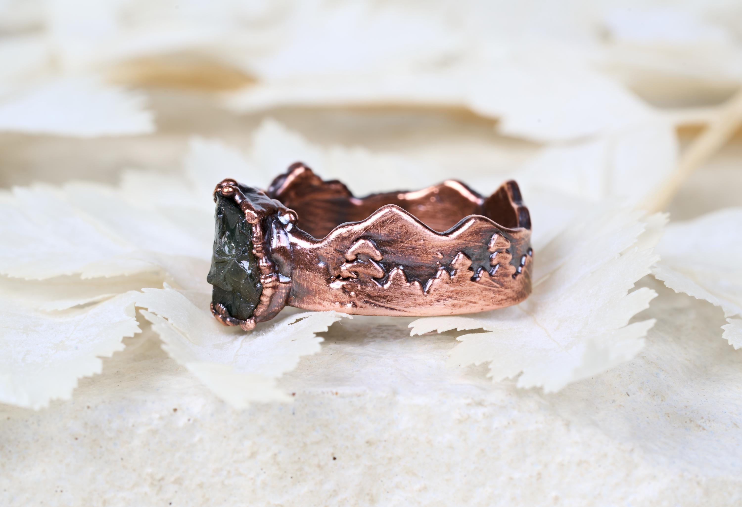 Anello Montagna con zaffiro verde grezzo. Fedina da uomo con pietra naturale. Idea regalo per amanti della natura.  Gioielli tema foresta.