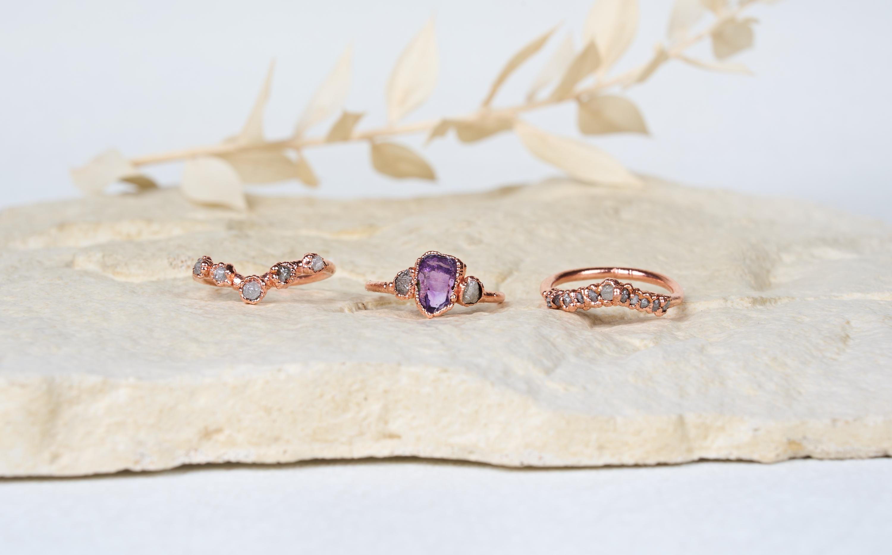 Anello con ametista Vera Cruz e diamanti grezzi, Set di fidanzamento alternativo boho, Gioielli rustici con pietre e cristalli naturali.