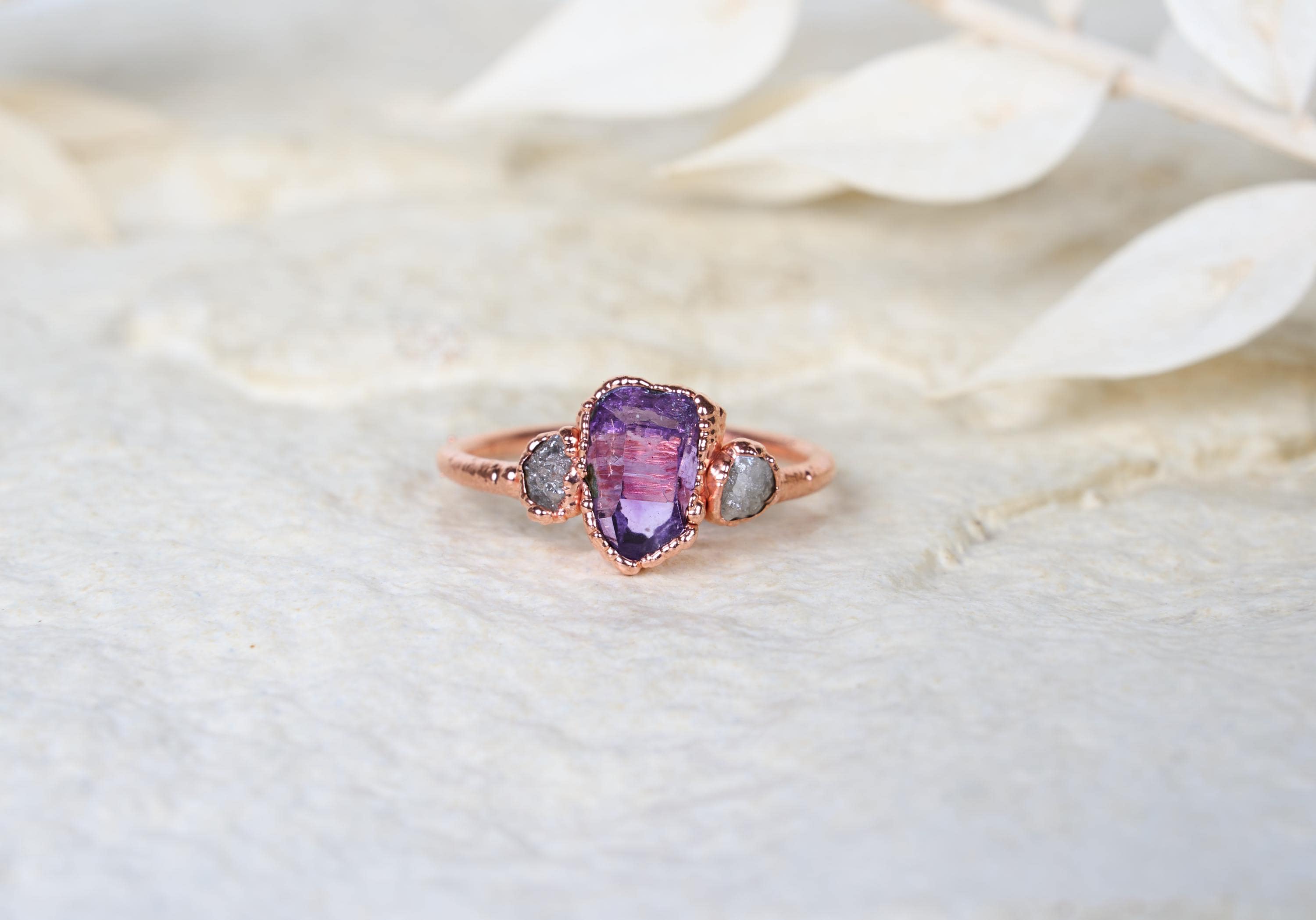Anello con ametista Vera Cruz e diamanti grezzi, Set di fidanzamento alternativo boho, Gioielli rustici con pietre e cristalli naturali.
