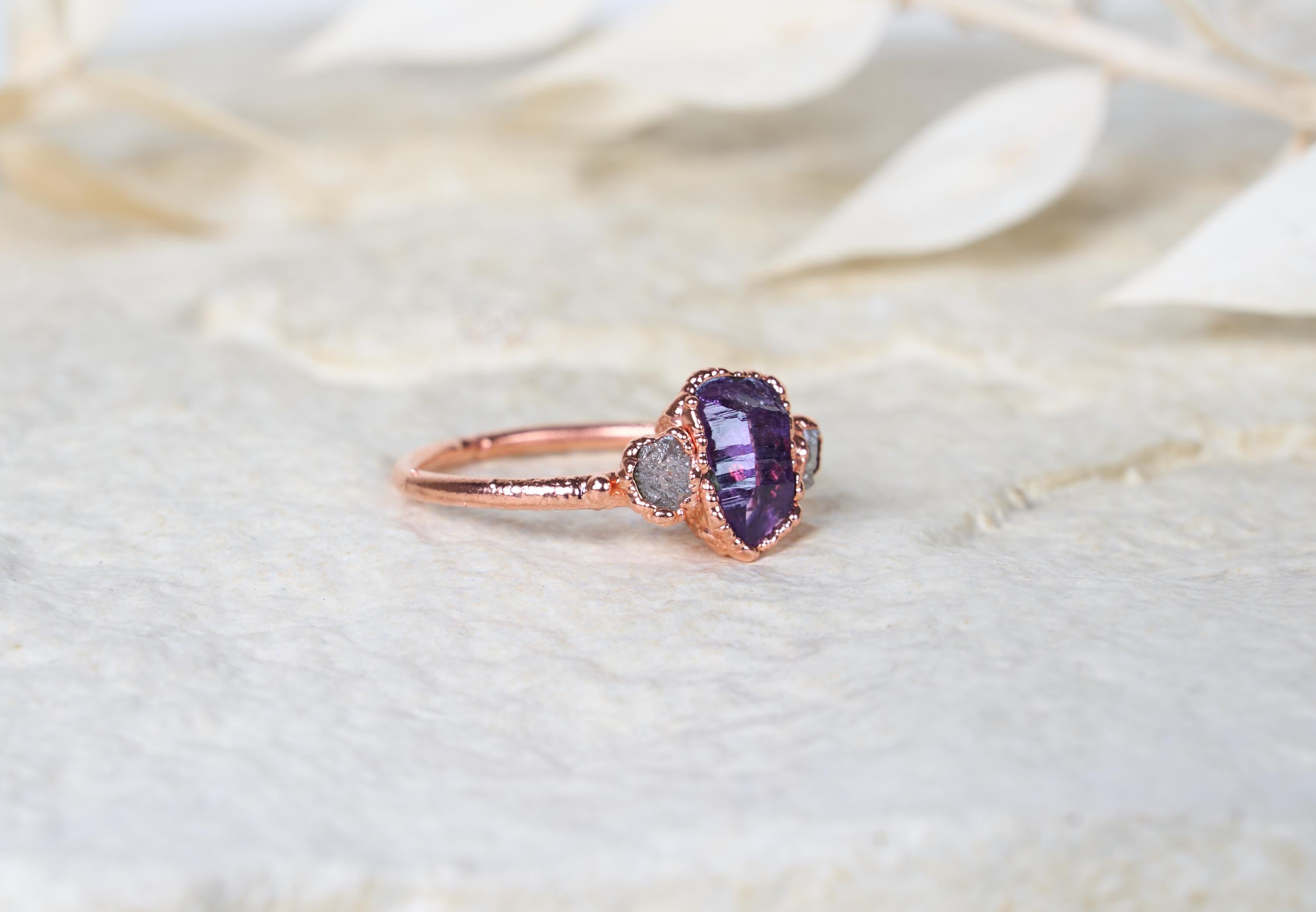Anello con ametista Vera Cruz e diamanti grezzi, Set di fidanzamento alternativo boho, Gioielli rustici con pietre e cristalli naturali.
