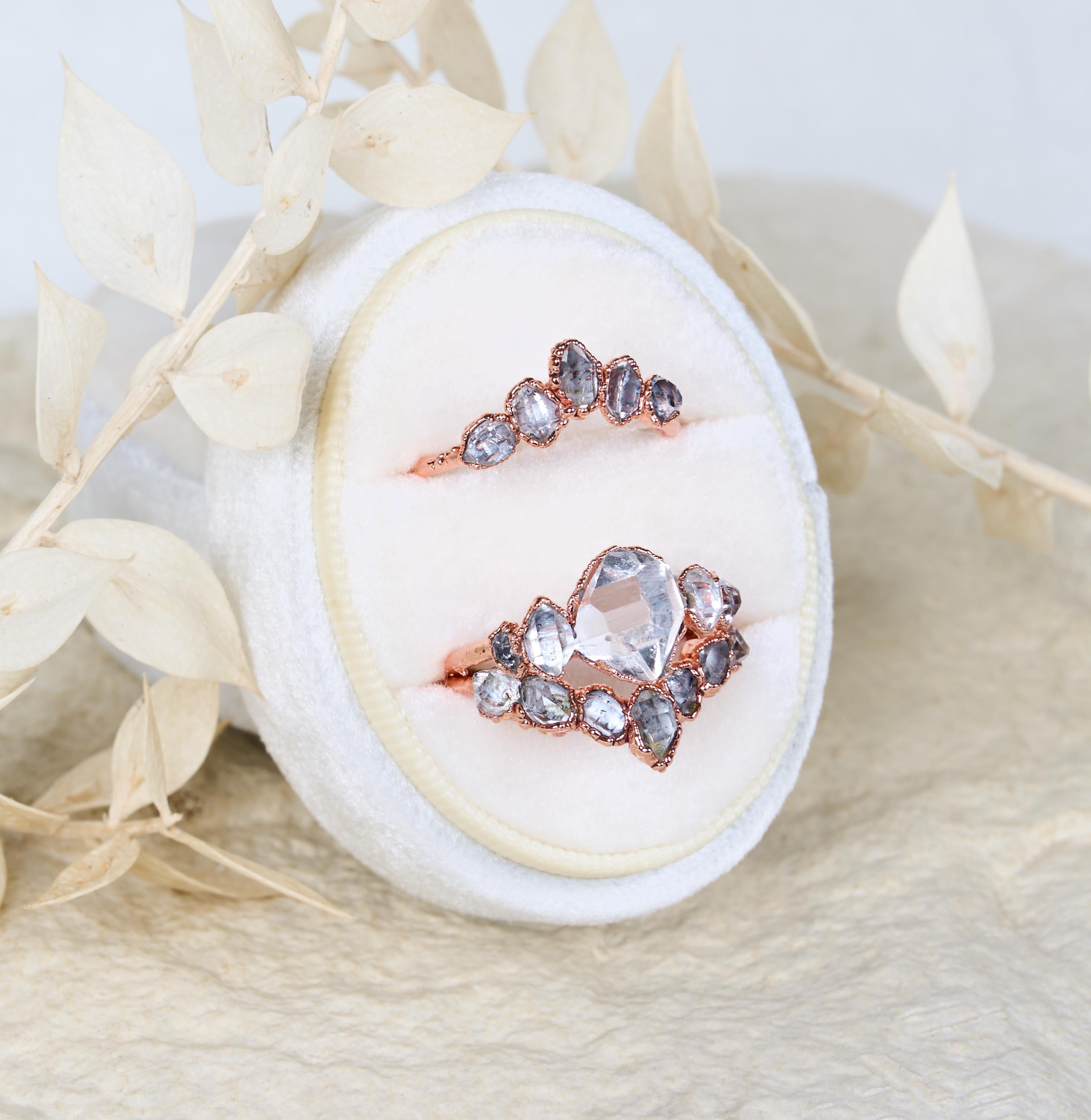 Anello diamante Herkimer con fedina a V, Set nuziale alternativo con cristalli e pietre grezzi,  Anello di fidanzamento organico boho