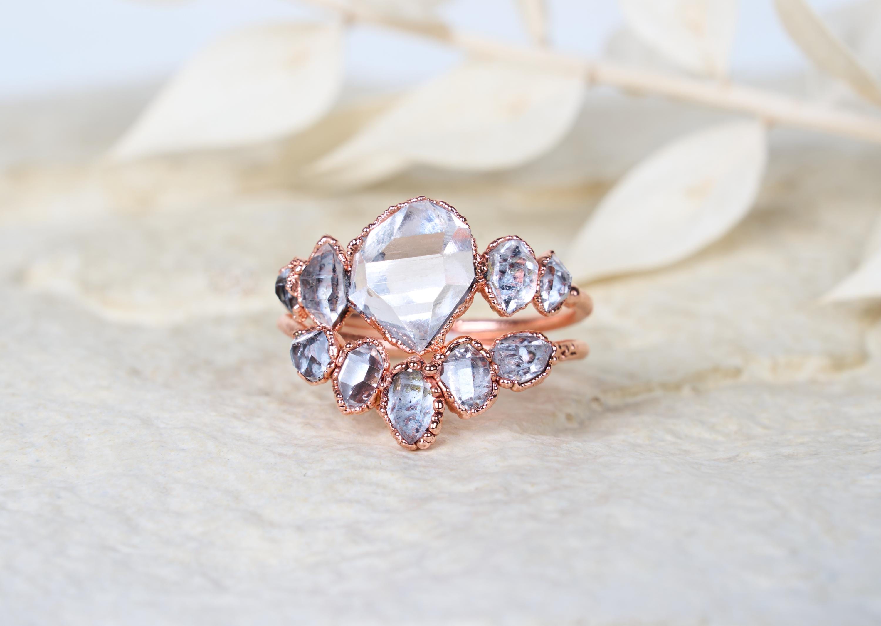 Anello diamante Herkimer con fedina a V, Set nuziale alternativo con cristalli e pietre grezzi,  Anello di fidanzamento organico boho