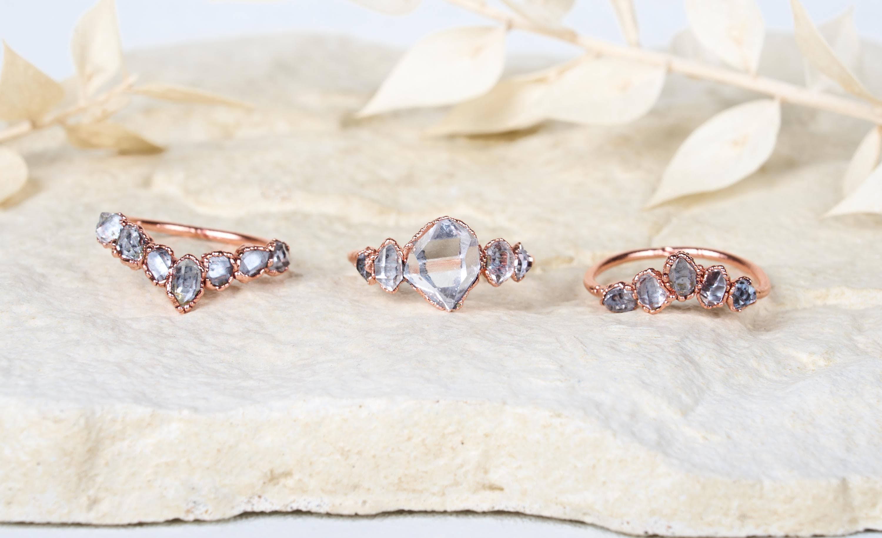 Anello diamante Herkimer con fedina a V, Set nuziale alternativo con cristalli e pietre grezzi,  Anello di fidanzamento organico boho