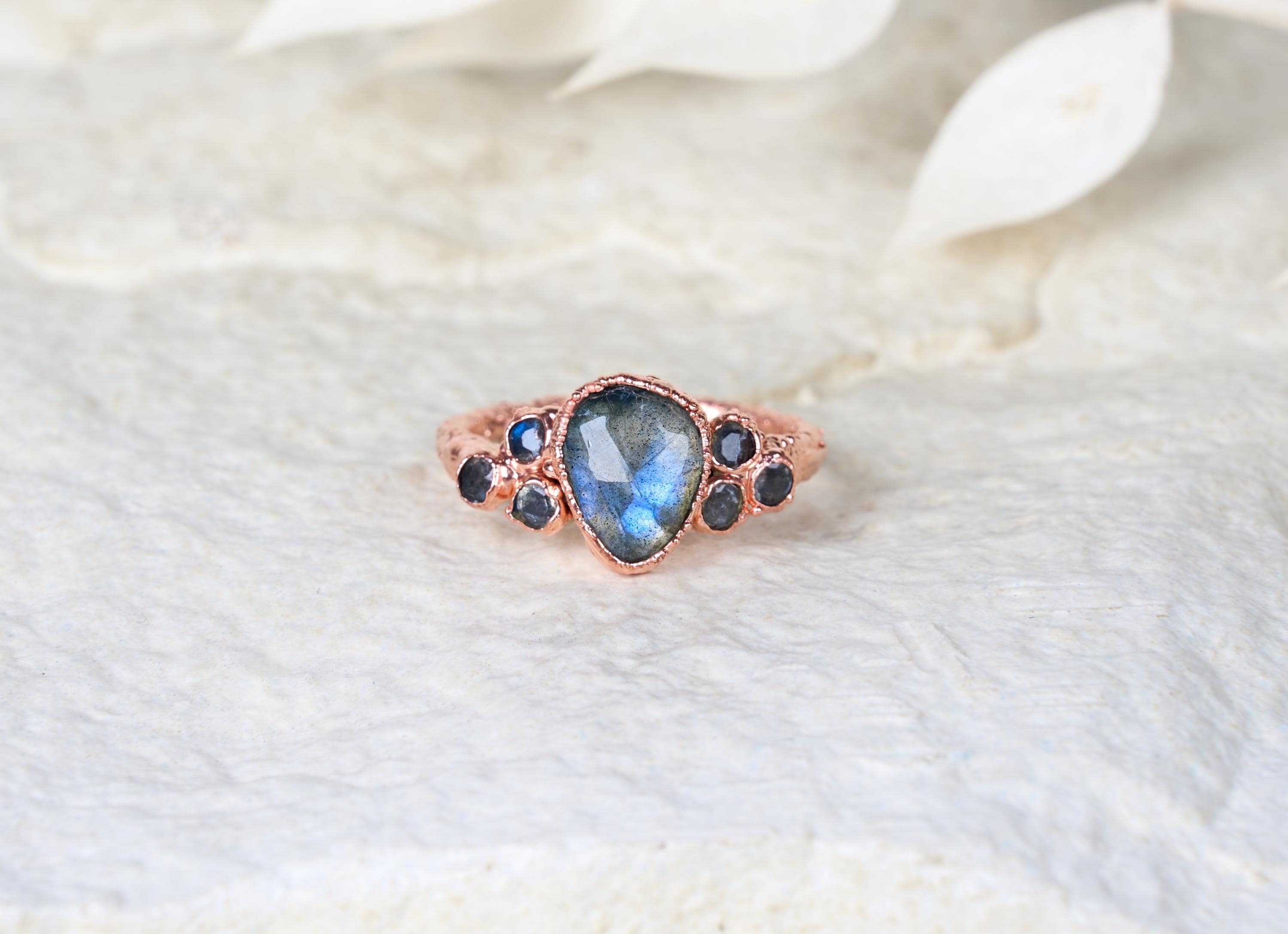 Anello con labradorite e diamanti grezzi, Set di fidanzamento alternativo boho, Gioielli rustici con pietre e cristalli naturali.