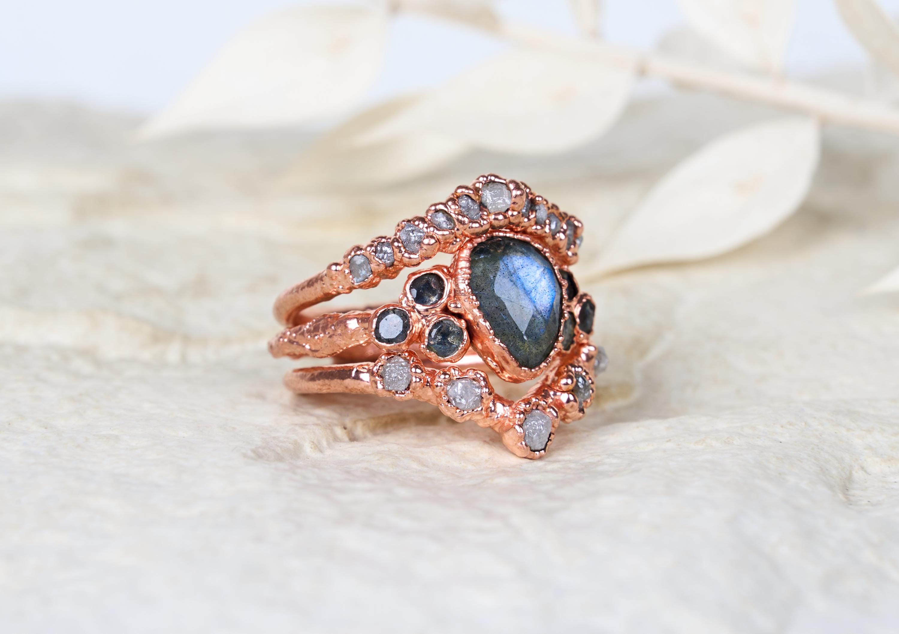 Anello con labradorite e diamanti grezzi, Set di fidanzamento alternativo boho, Gioielli rustici con pietre e cristalli naturali.