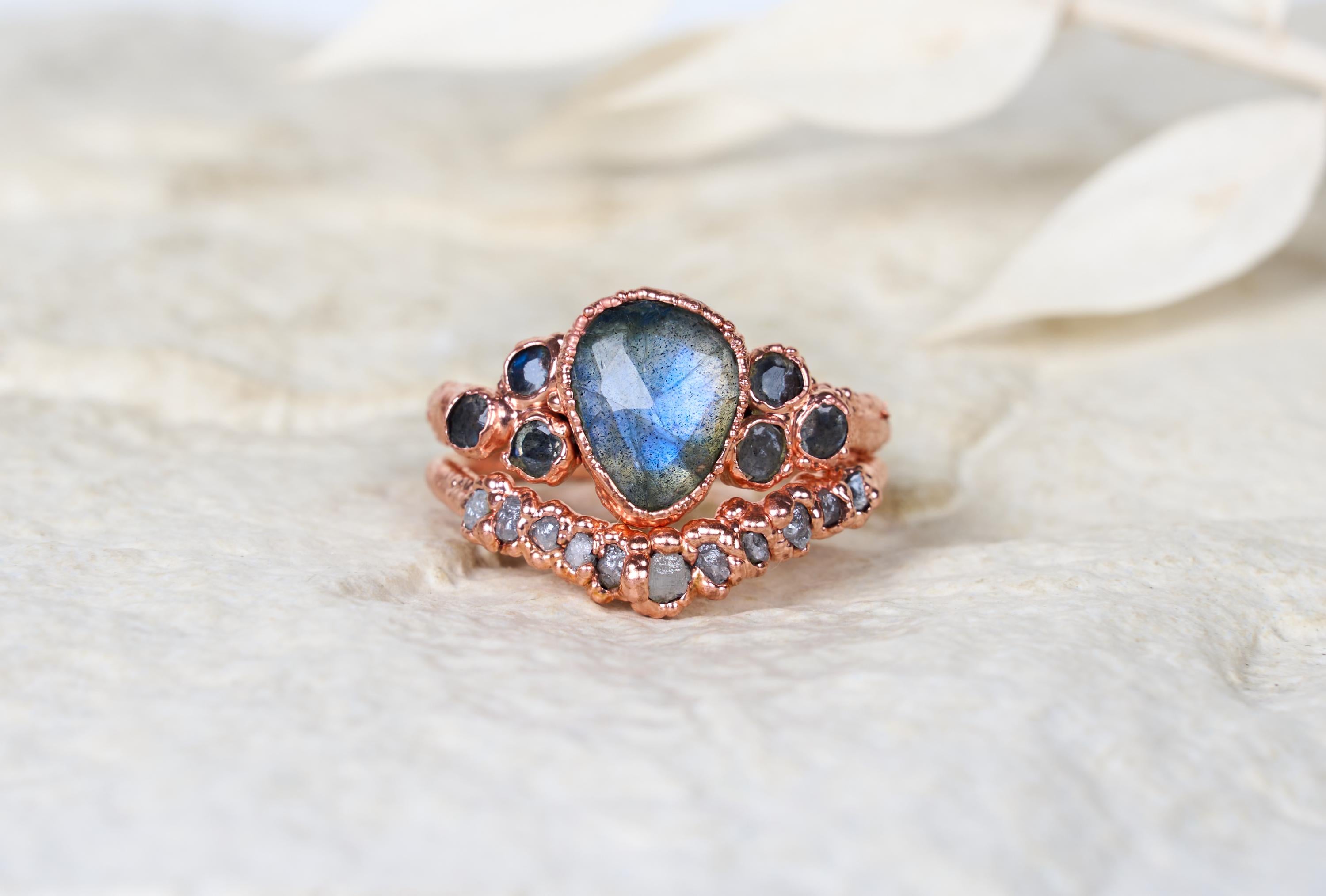 Anello con labradorite e diamanti grezzi, Set di fidanzamento alternativo boho, Gioielli rustici con pietre e cristalli naturali.